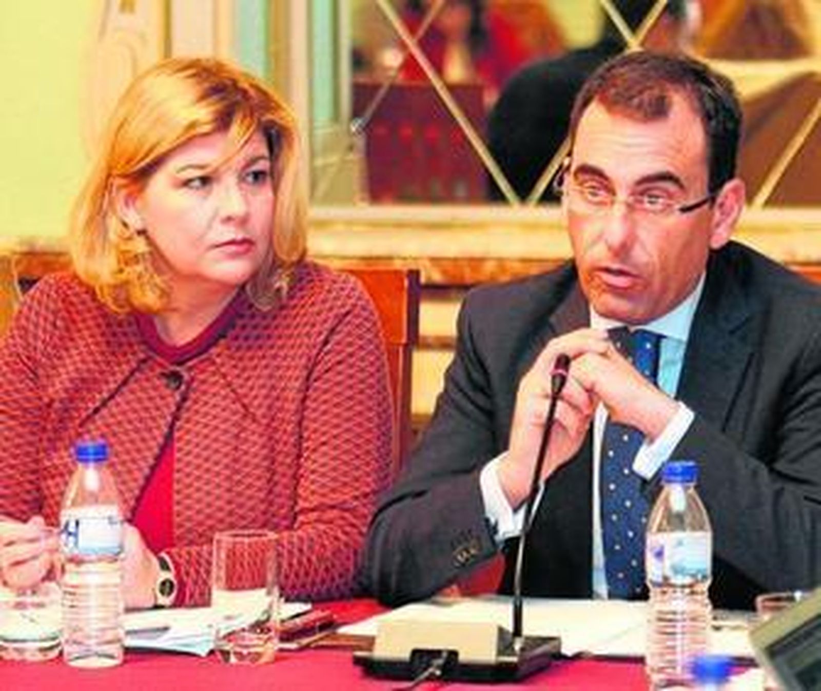 El portavoz del Grupo Popular, Ángel Sánchez, junto a la viceportavoz, Berta Centeno, en un pleno de este año.