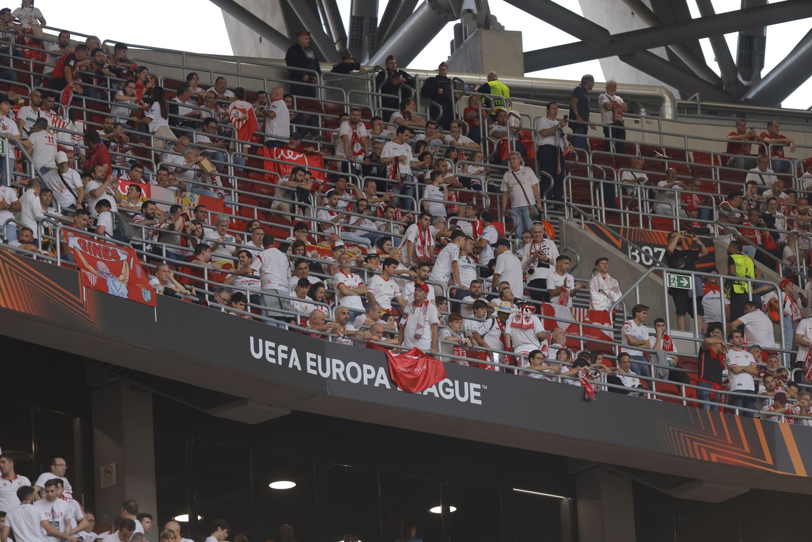 Búscate en las fotos del Sevilla-Roma