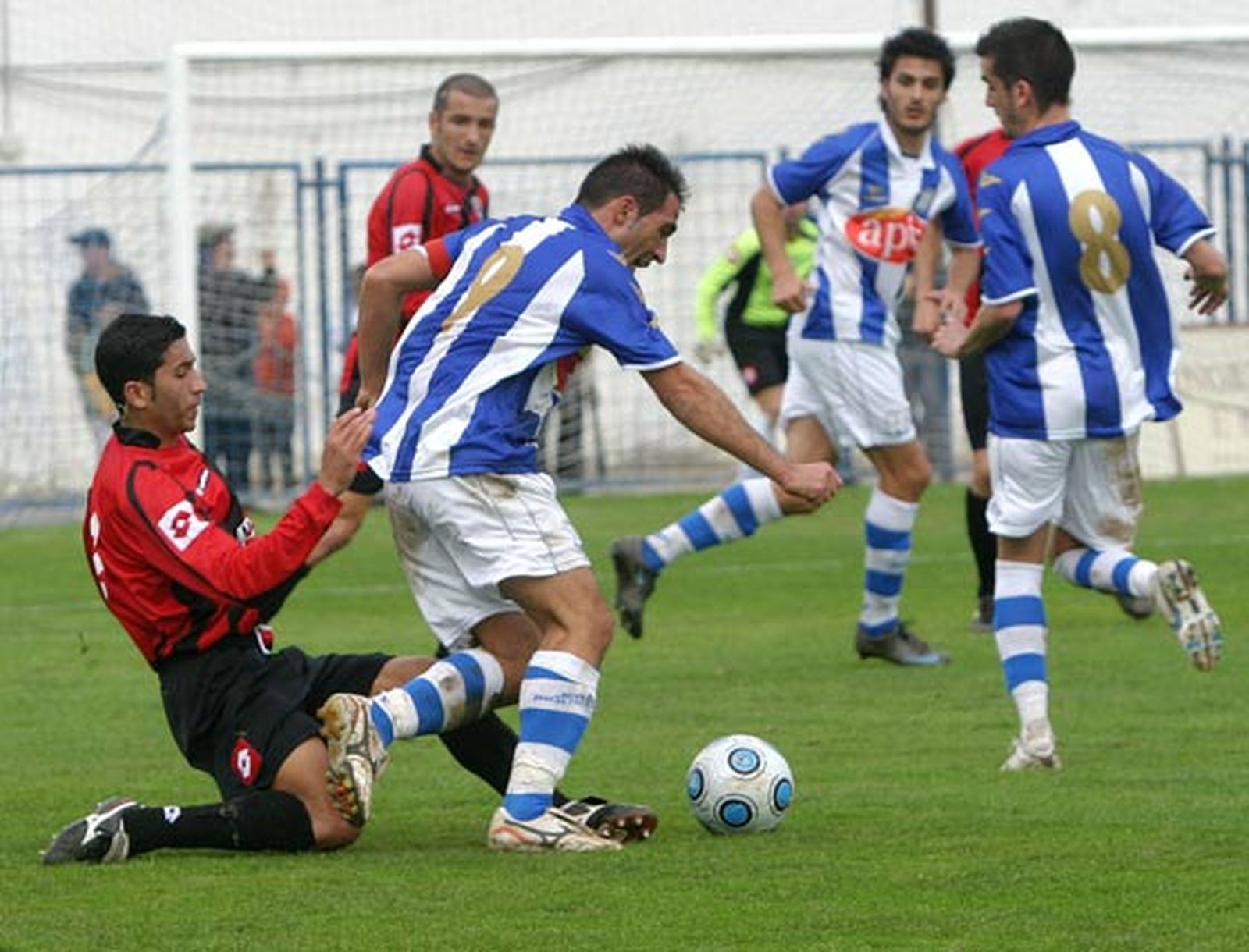 Carrasco recibe la entrada del jugador del Melilla Mahanan.

Foto: Vanesa Lobo