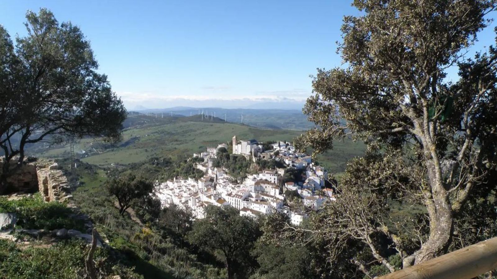Vista de Casares desde el Observatorio de aves Castillo del Moro. Vista de Casares desde el Observatorio de aves Castillo del Moro.