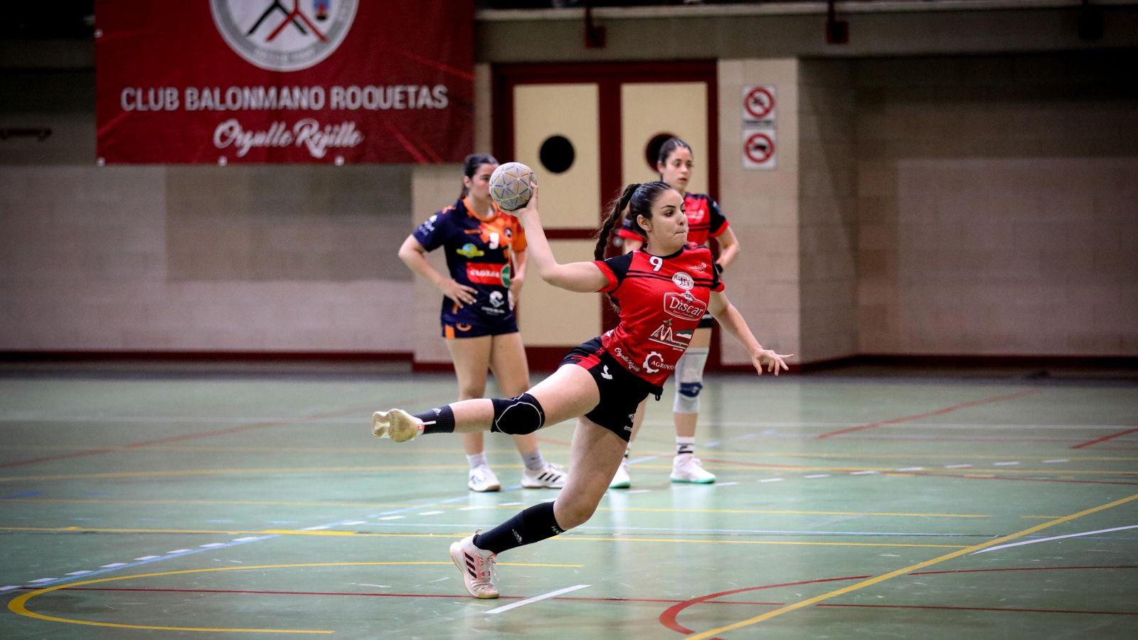 Una de las jugadoras almerienses busca el remate a portería.