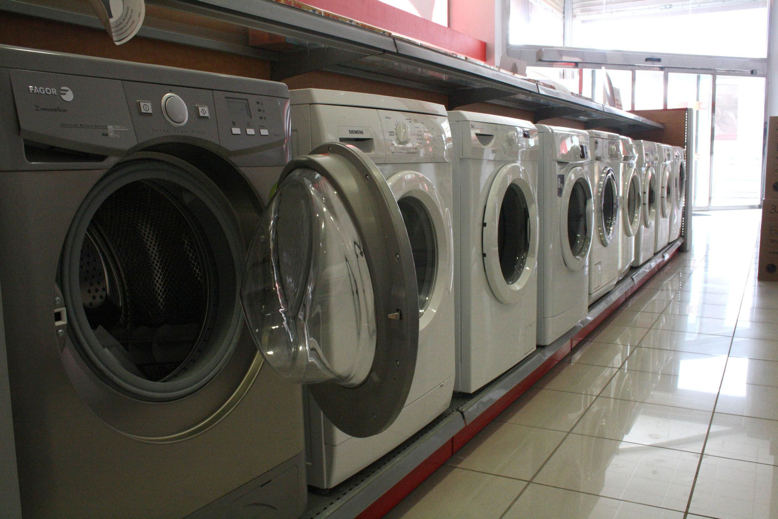 Imagen de varias lavadoras en una tienda.