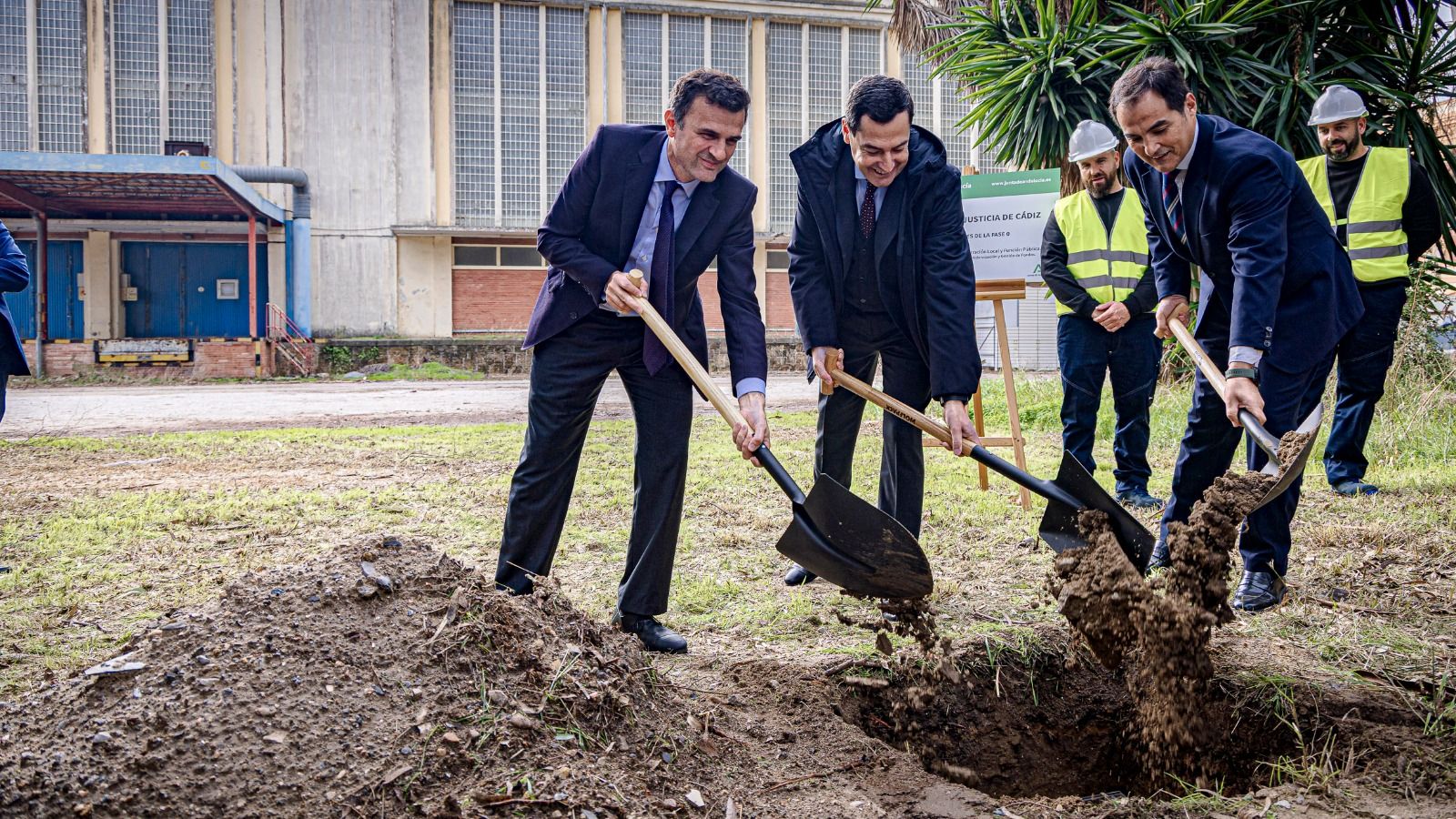 El presidente de la Junta, el alcalde y el consejero, durante la colocación de la primera piedra de la Ciudad de la Justicia en Cádiz.