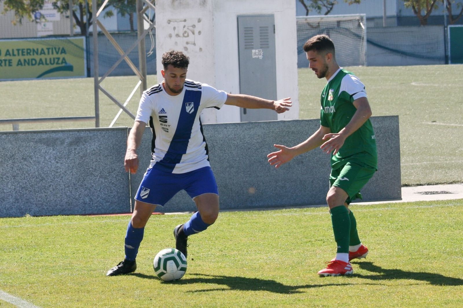 Fernando intenta zafarse de un contrario en un partido de la presente campaña.