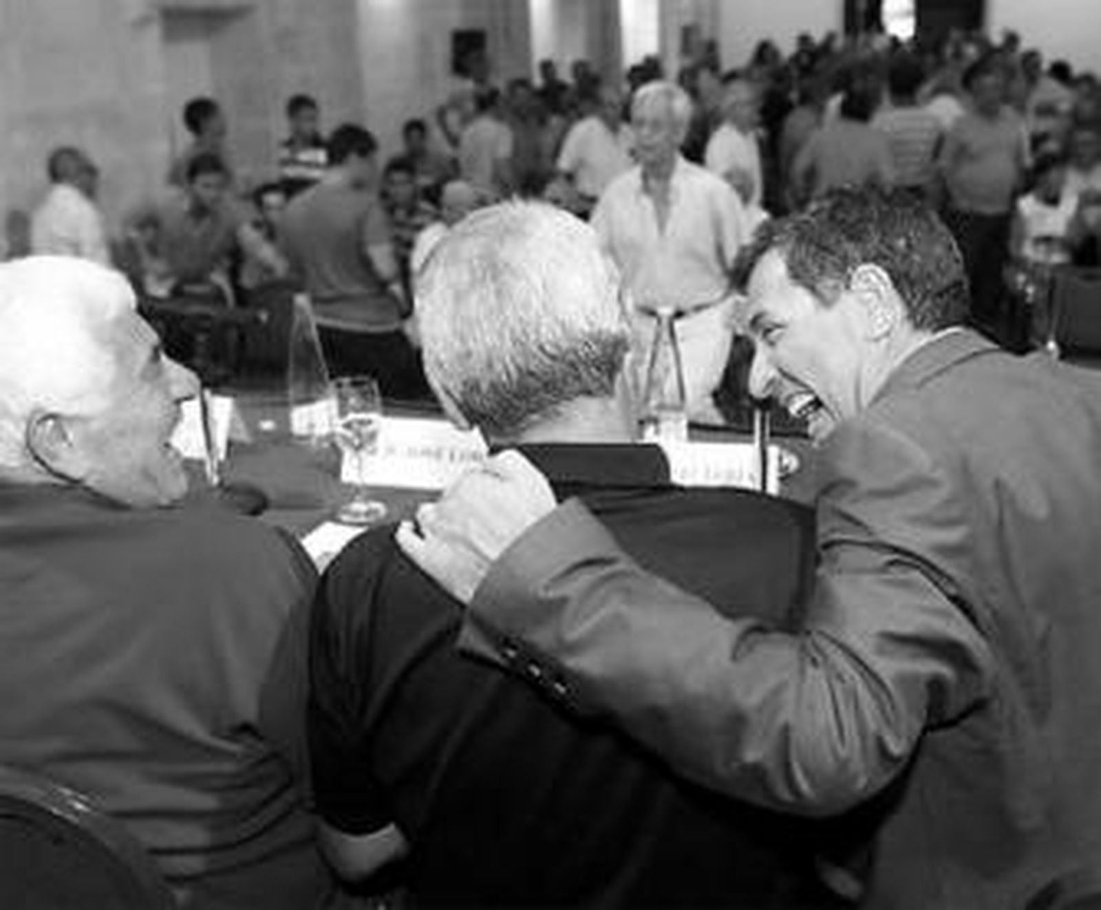 Manuel Lores, en el centro y de espaldas, junto al concejal de Deportes.