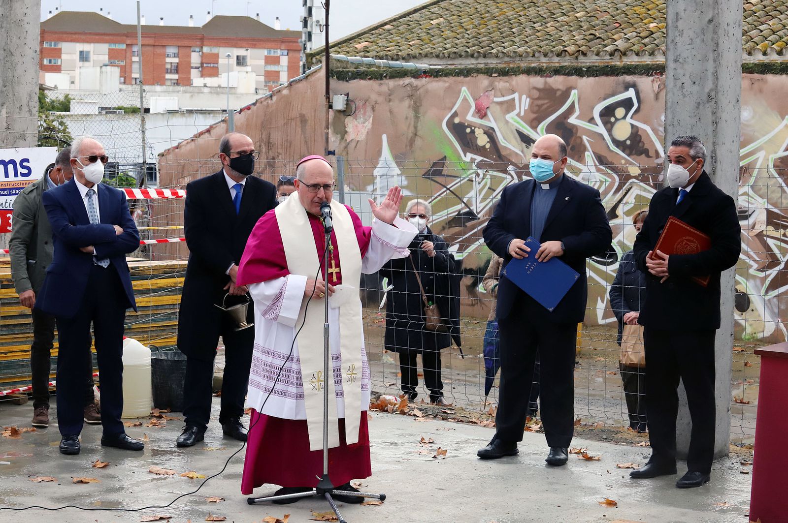 El Obispo de Huelva, Santiago Gómez, coloca la primera piedra de la nueva parroquia de Cristo Sacerdote, en imágenes