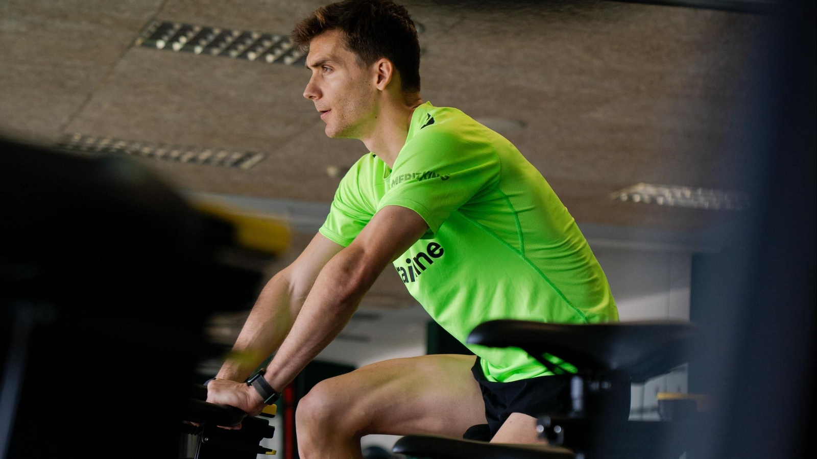 Diego Llorente hace bicicleta estática en la ciudad deportiva del Betis.