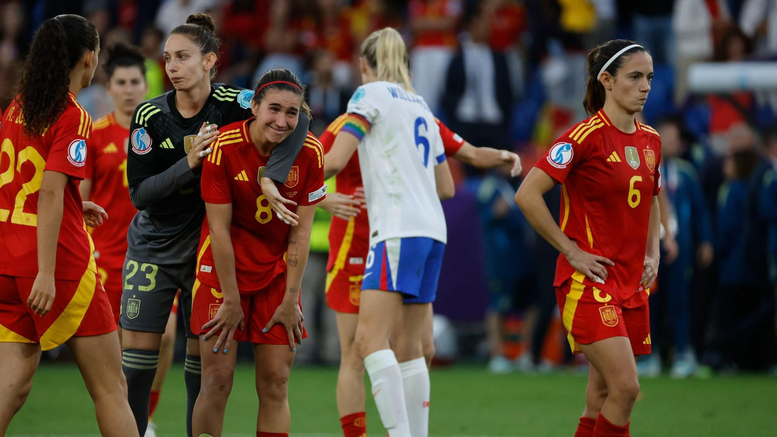 Las jugadoras españolas, apesadumbradas tras perder la final.