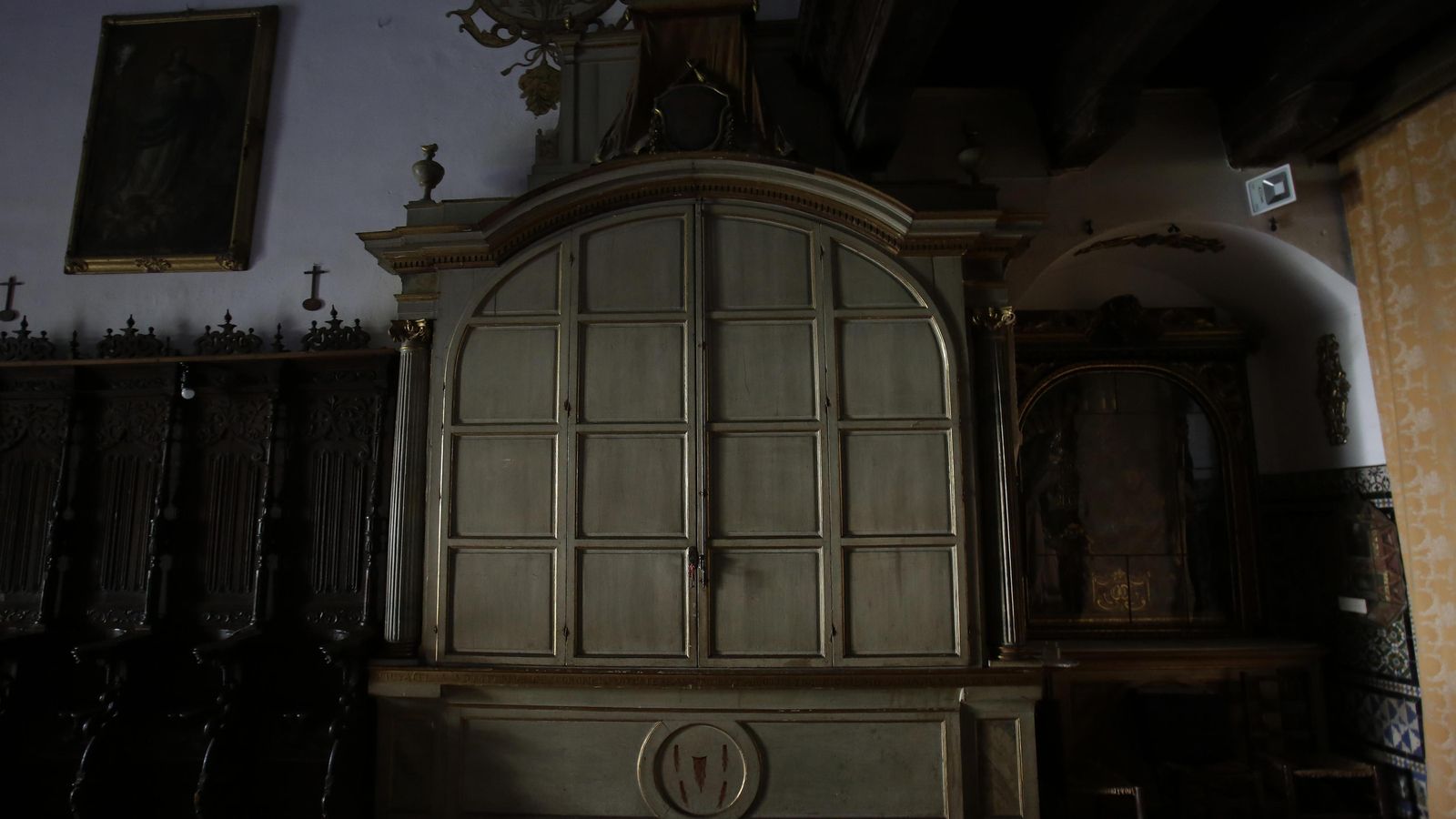 Tras esas puertas se conserva el cuerpo incorrupto de doña María Coronel.