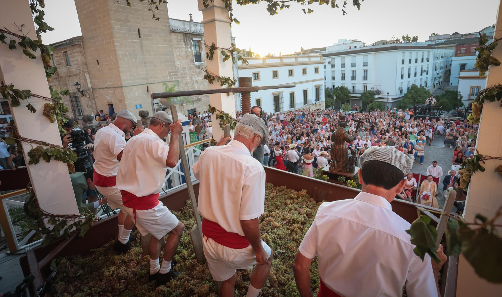 Imágenes de la Pisa de la Uva en la Catedral de Jerez