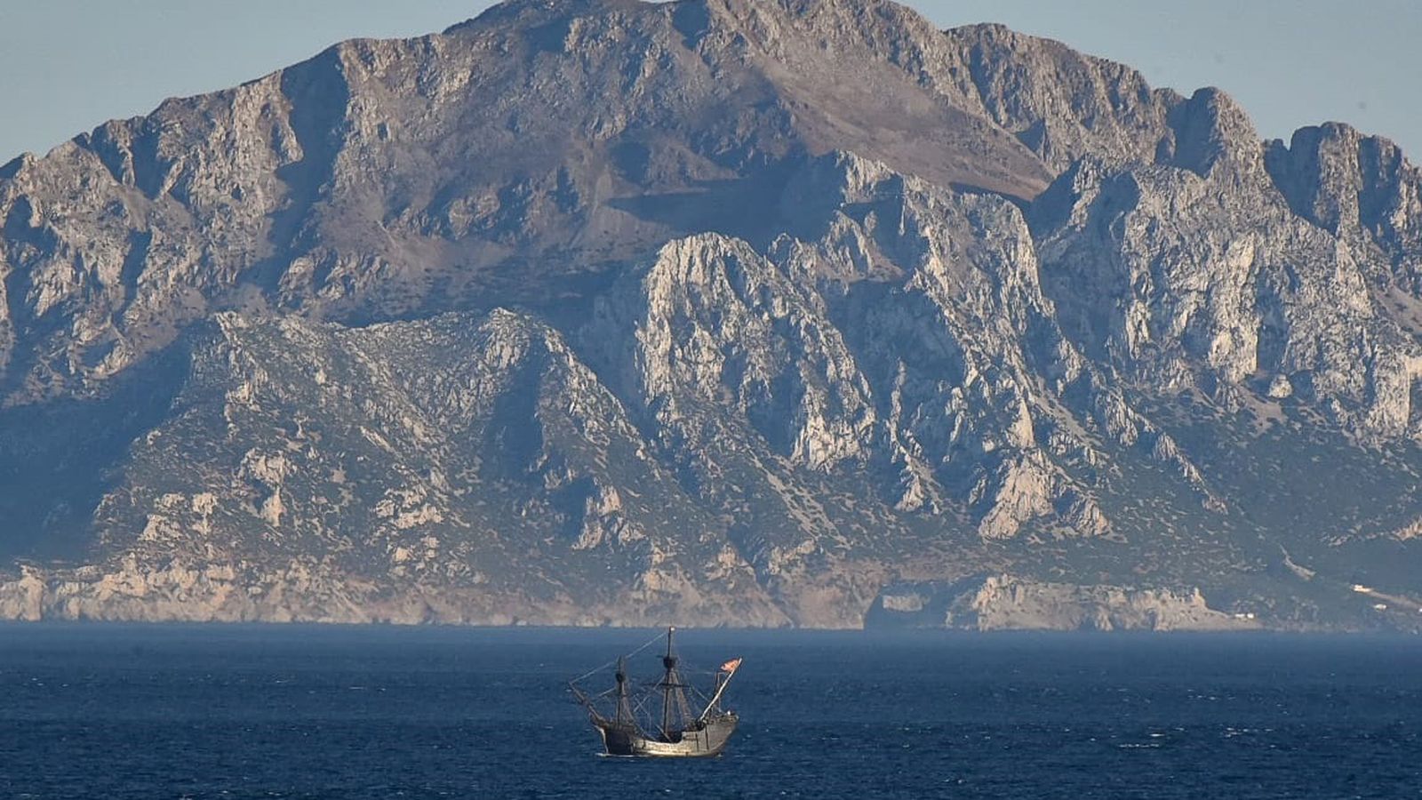 La 'Nao Victoria', rumbo a La Línea este lunes.