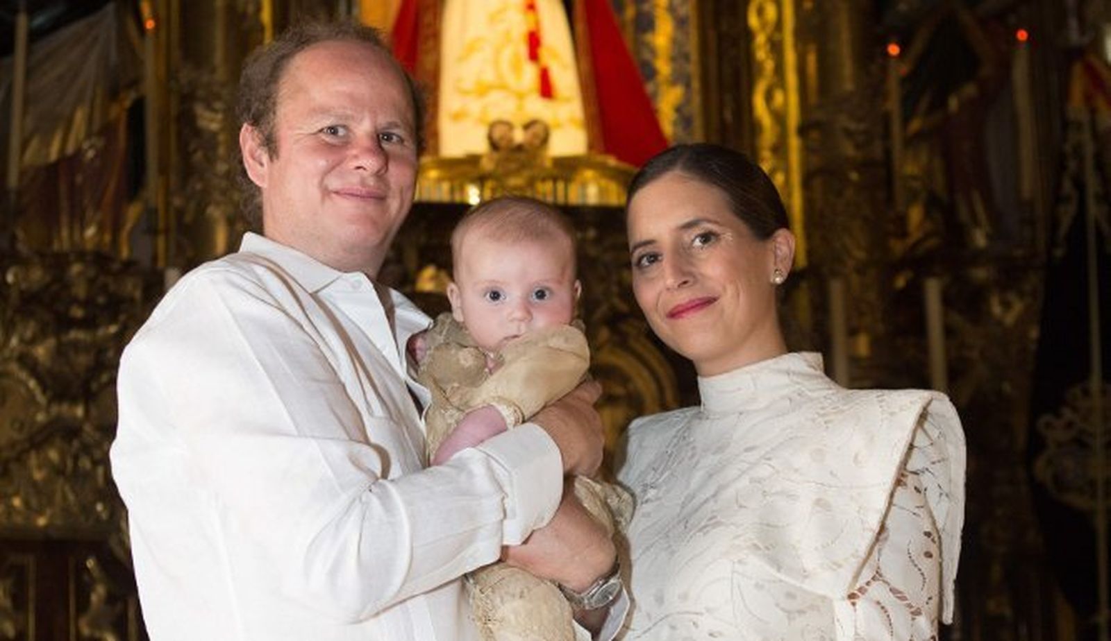 Álvaro Moreno Landahl y María Alarcón de Rojas tras el bautizo de su hijo  Álvaro Moreno Alarcón.