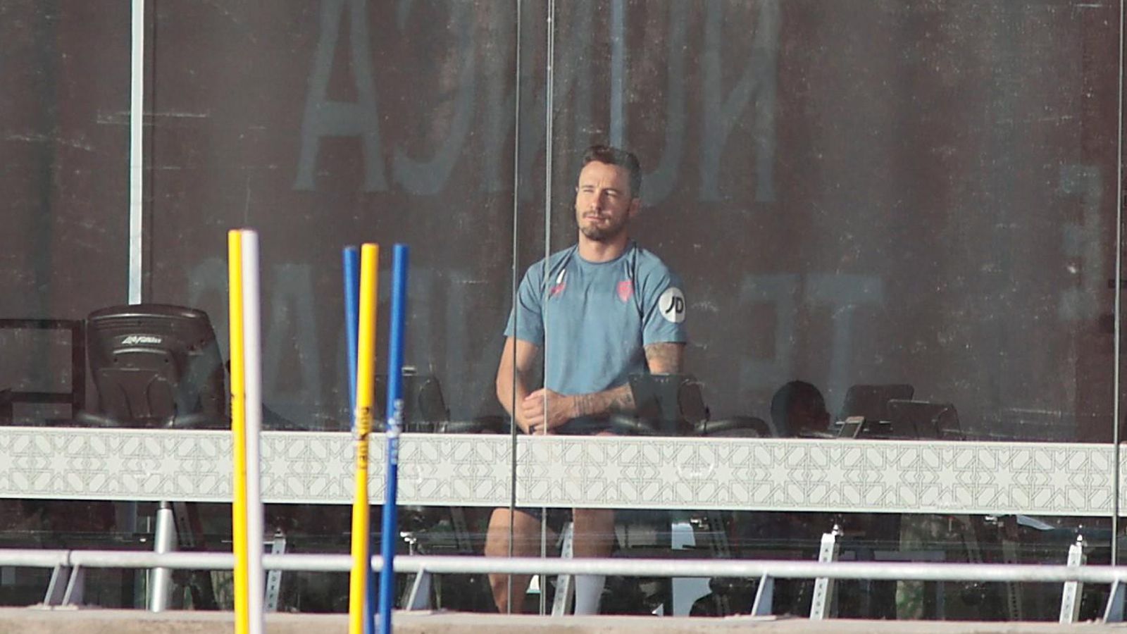 Saúl Ñíguez presencia el entrenamiento desde el gimnasio haciendo bicicleta estática.