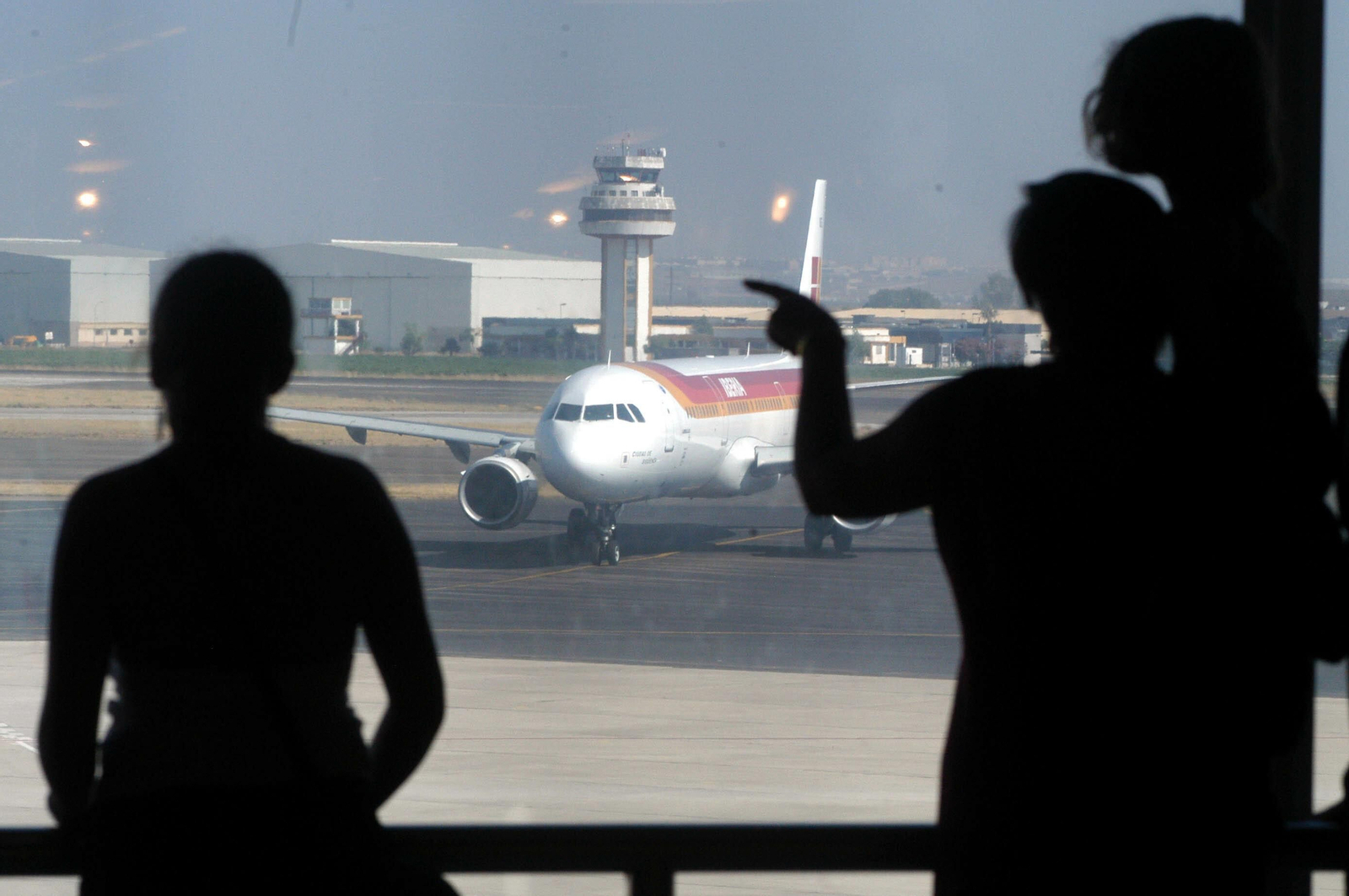 Un avión en la pista del aeropuerto de Sevilla.