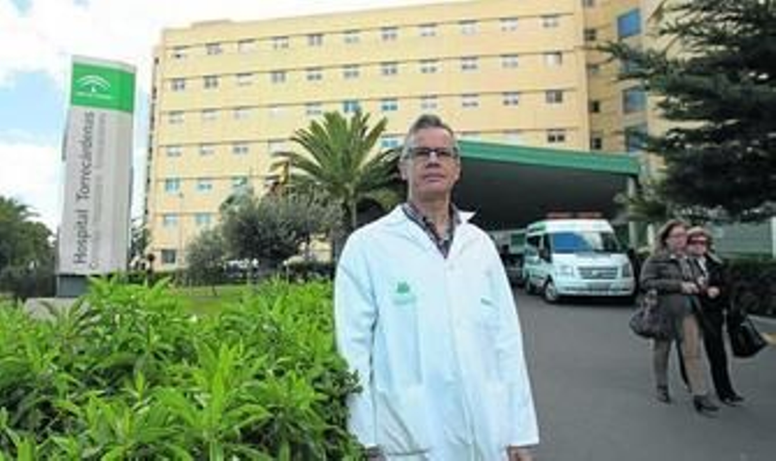 El doctor Raimundo Ávila a las puertas del Hospital Torrecárdenas.
