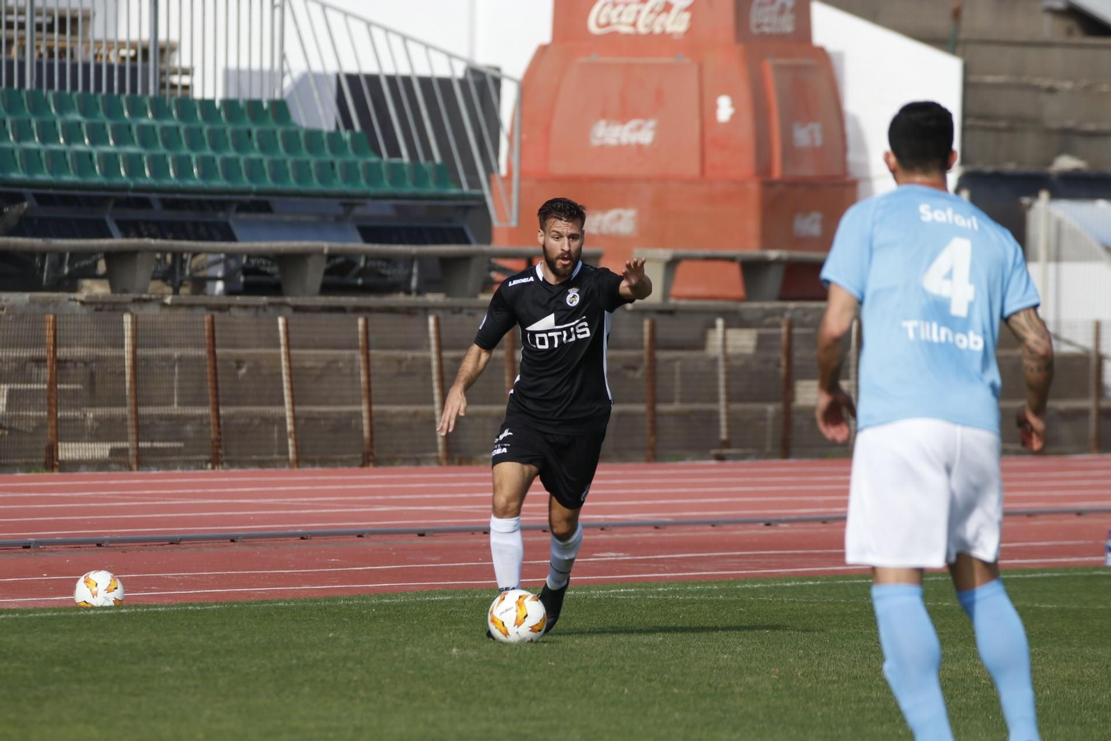 Rafa Navarro conduce el balón durante el amistoso Balona-Malmoe