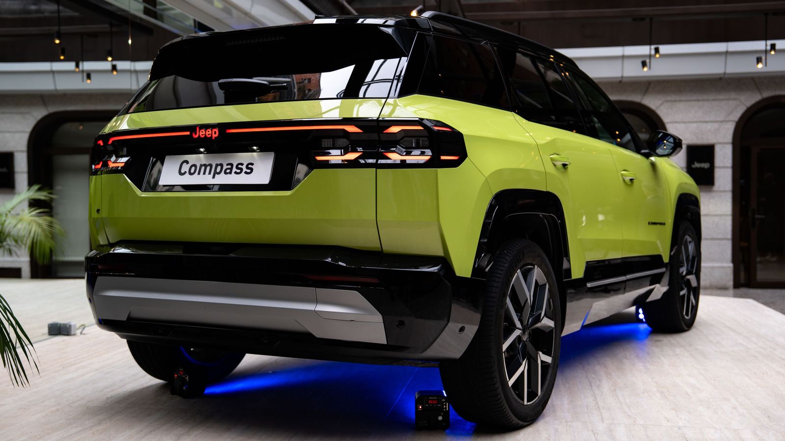 La oferta del nuevo Compass se irá nutriendo a lo largo del año no sólo con más versiones eléctricas, con uno o dos motores y baterías más capaces, también con la llegada de los híbridos enchufables.
