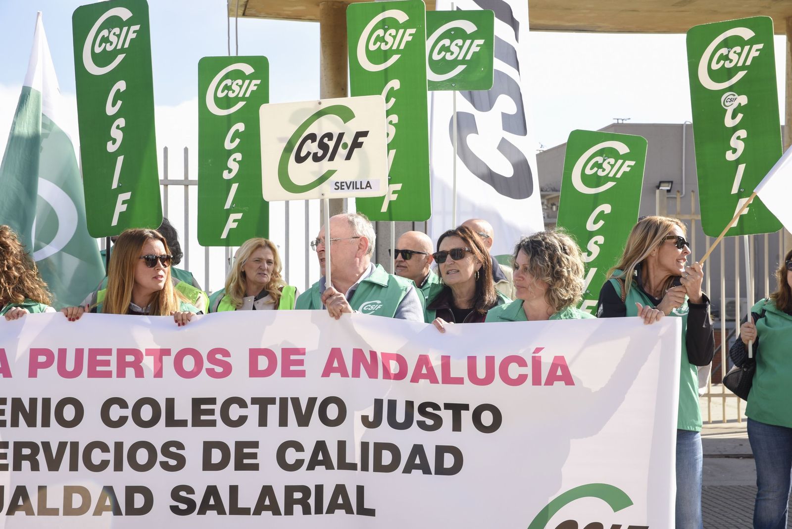 Las fotografías de la concentración de CSIF en La Línea por las mejoras laborales en la Agencia Pública de Puertos de Andalucía