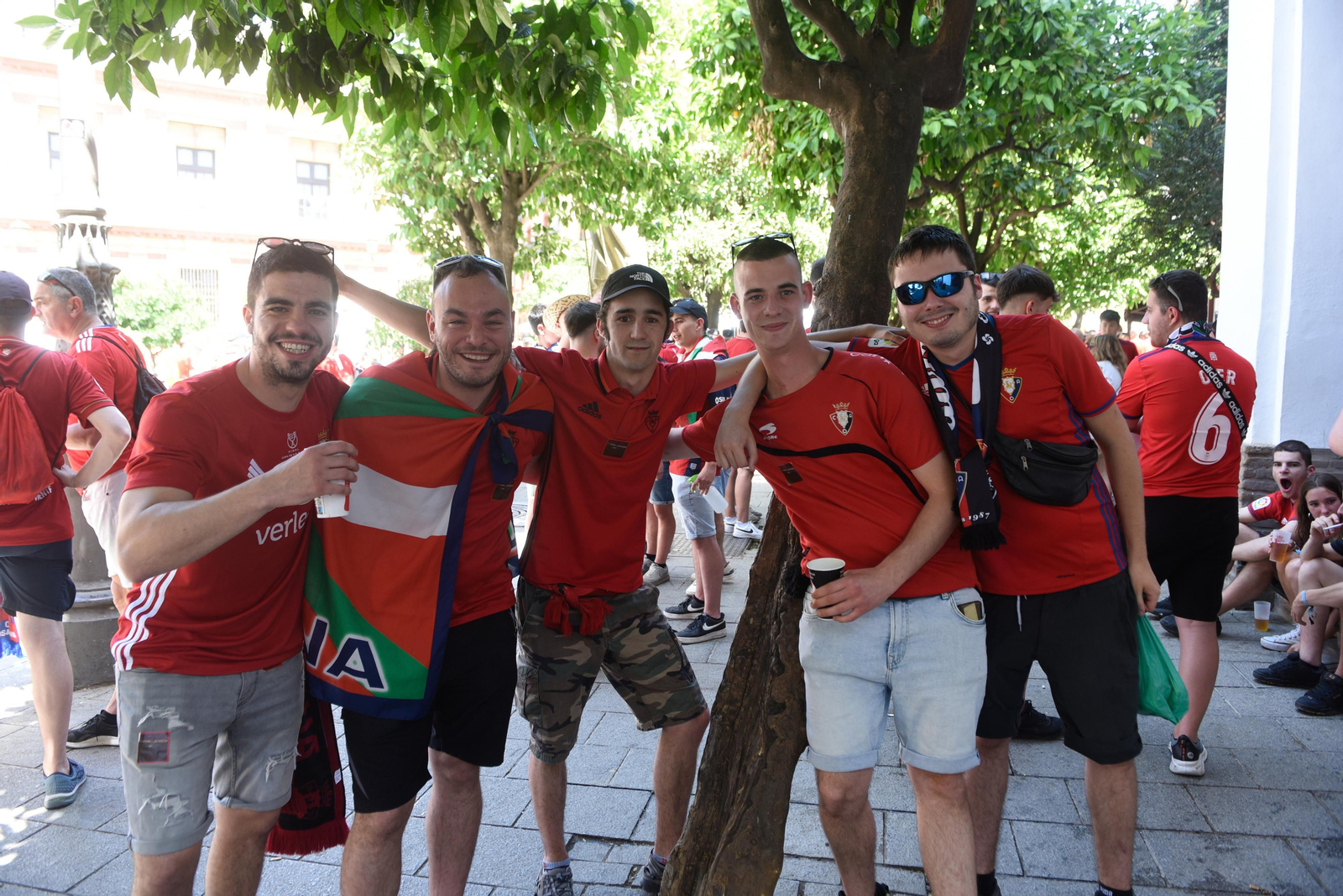 Búscate en la galería gráfica de las aficiones de Osasuna y Real Madrid en Sevilla
