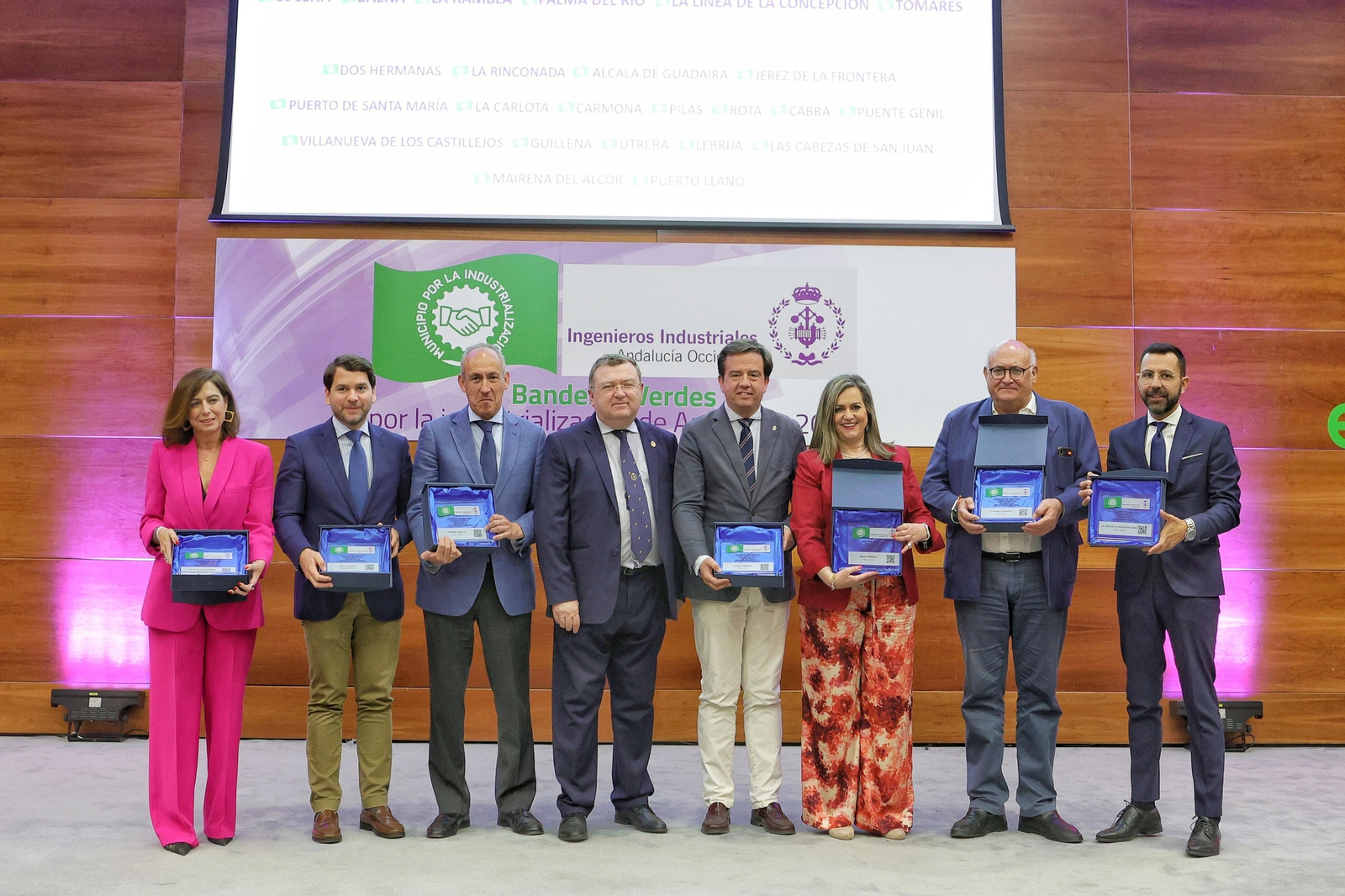 Los alcaldes o concejales de los municipios galardonados recogen el premio.