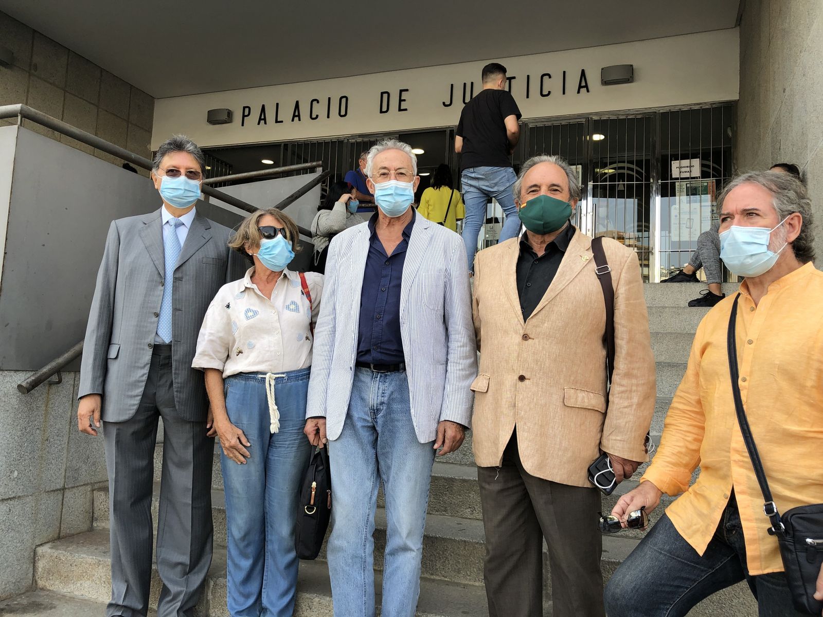 Aurelio González, en el centro, ayer, con compañeros de la asociación que componen una de las directivas en pugna.