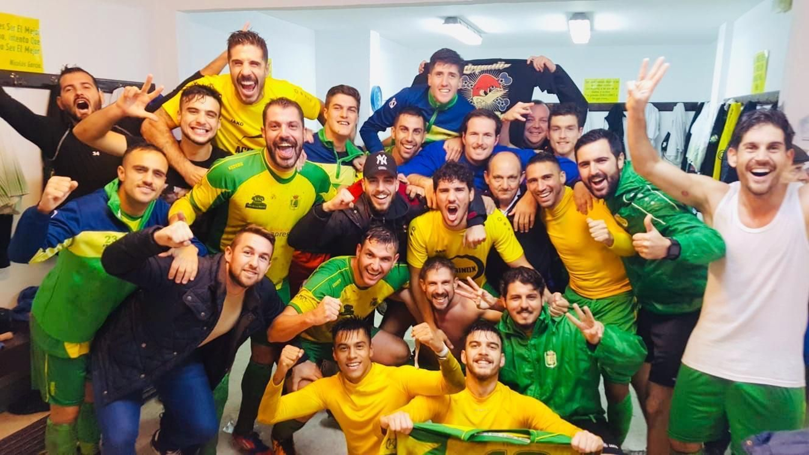 Los jugadores de la Unión celebran en vestuarios la victoria en Lebrija.