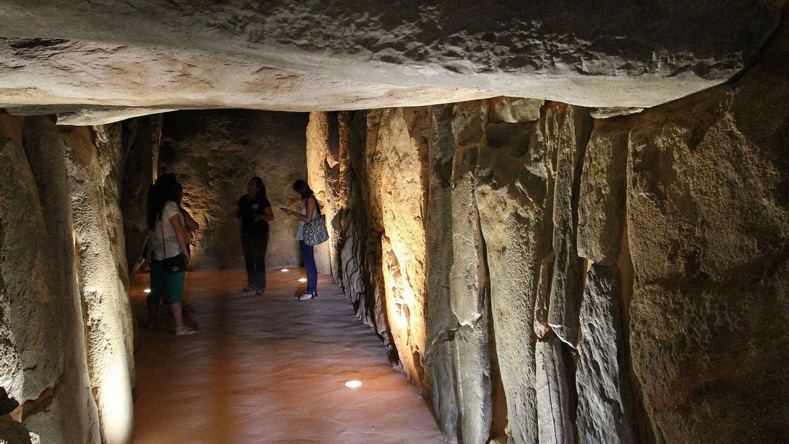 Visitantes en el Dolmen de Soto