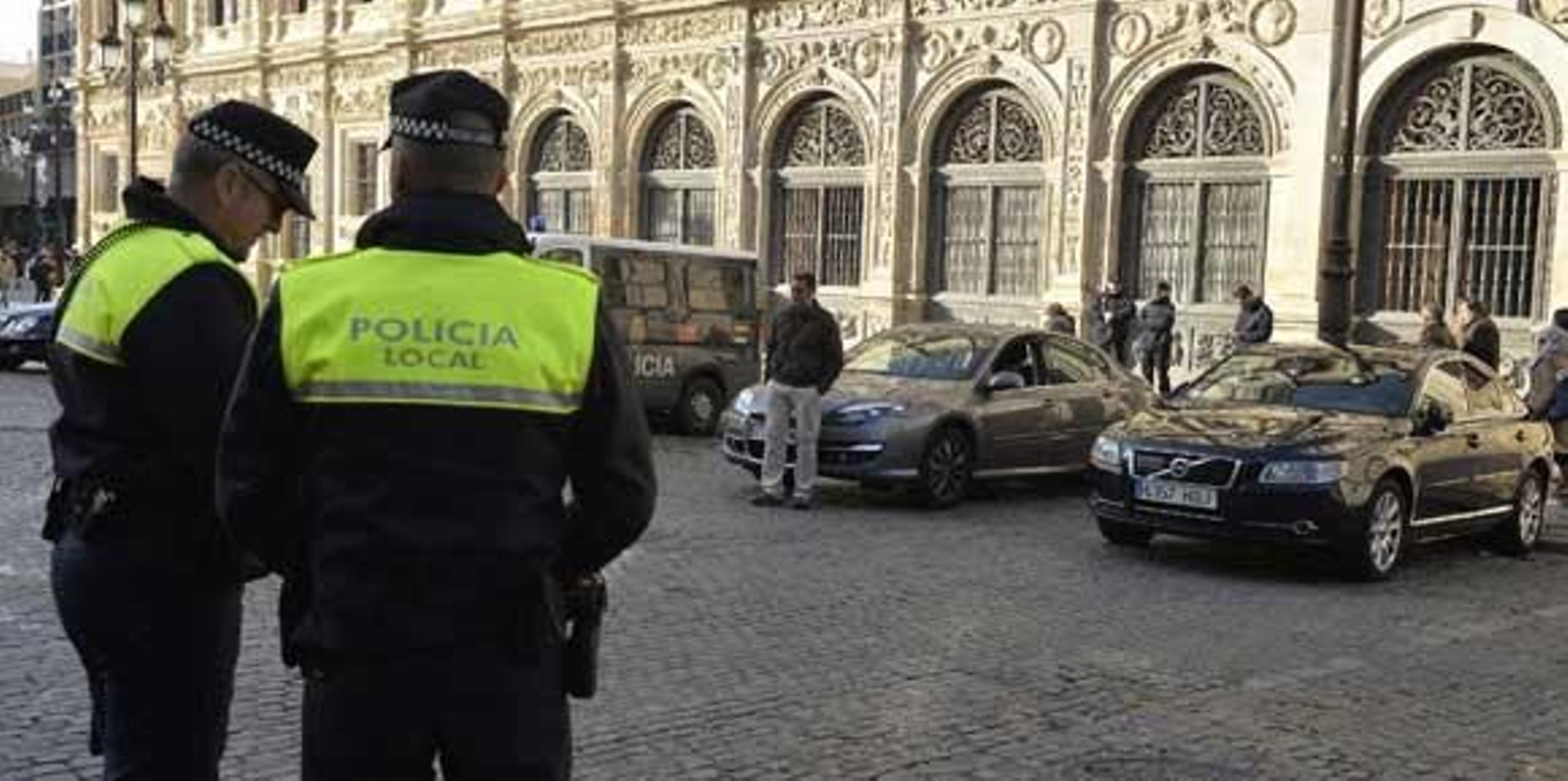 Multan a coches oficiales de la Junta en la Plaza de San Francisco