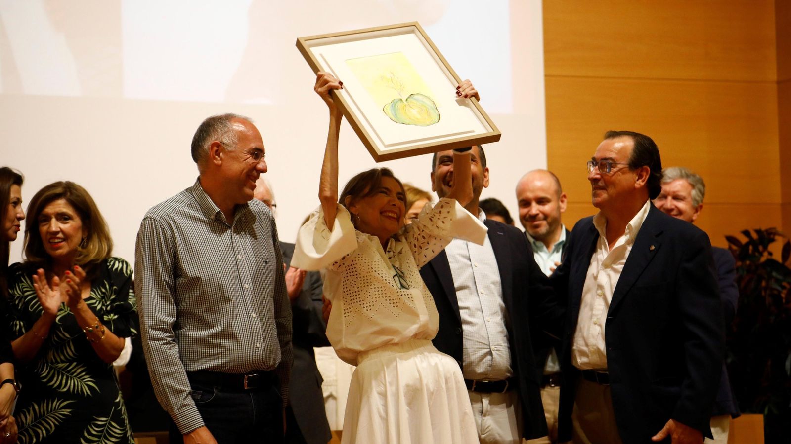 La paciente Carmen Villarrubia recoge emocionada su reconocimiento.