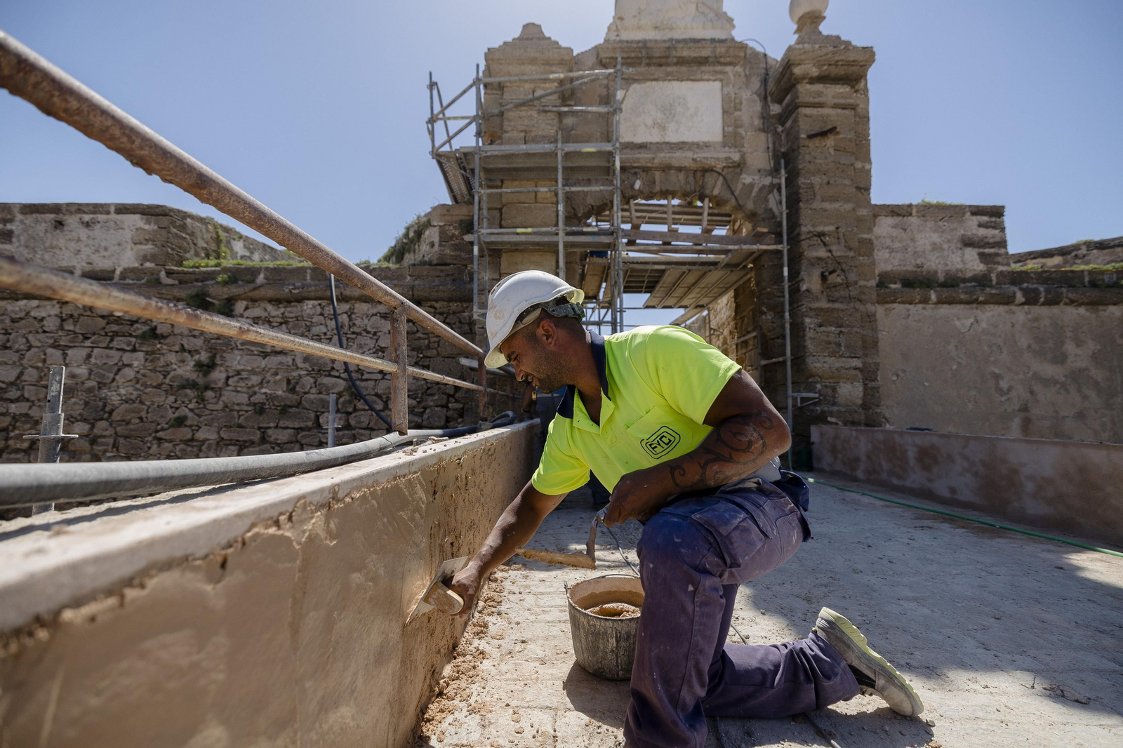 Imágenes de las obras de rehabilitación en el recinto interior del castillo de San Sebastián.
