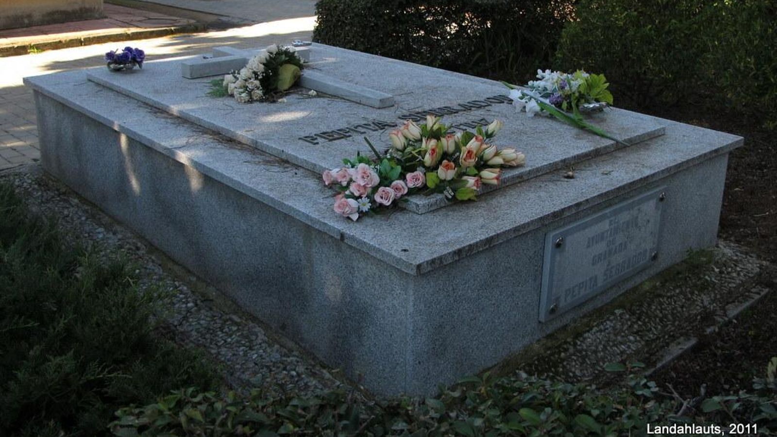 Tumba de Pepita Serrador en el Cementerio de San José (Granada).
