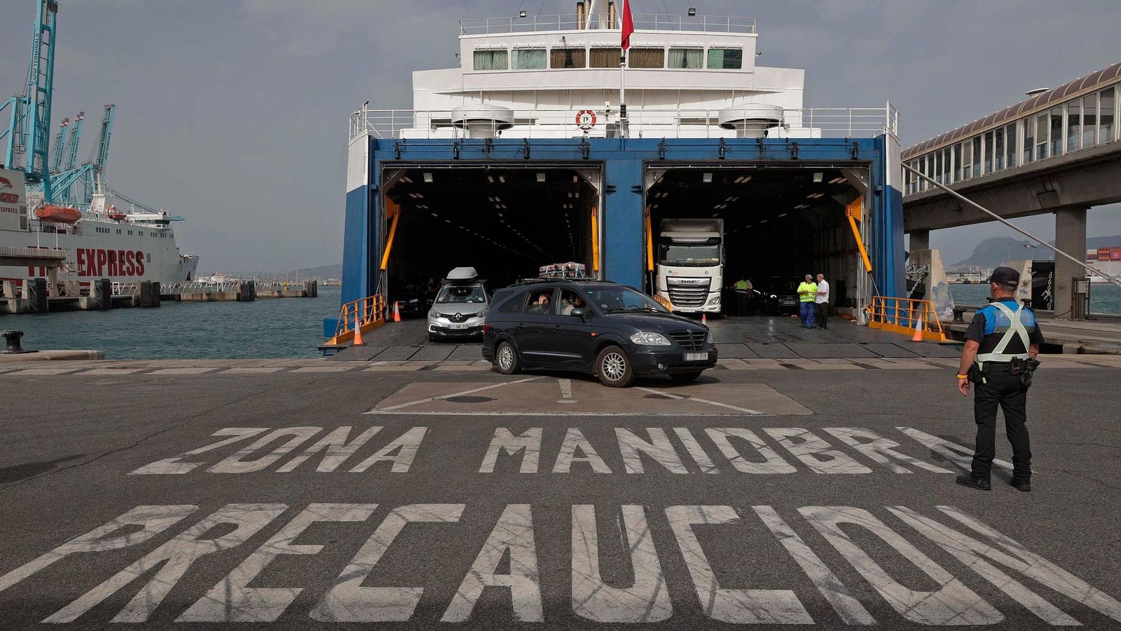 Vehículos salendo de un ferry en el Puerto de Algeciras en 2024. Vehículos salendo de un ferry en el Puerto de Algeciras en 2024.