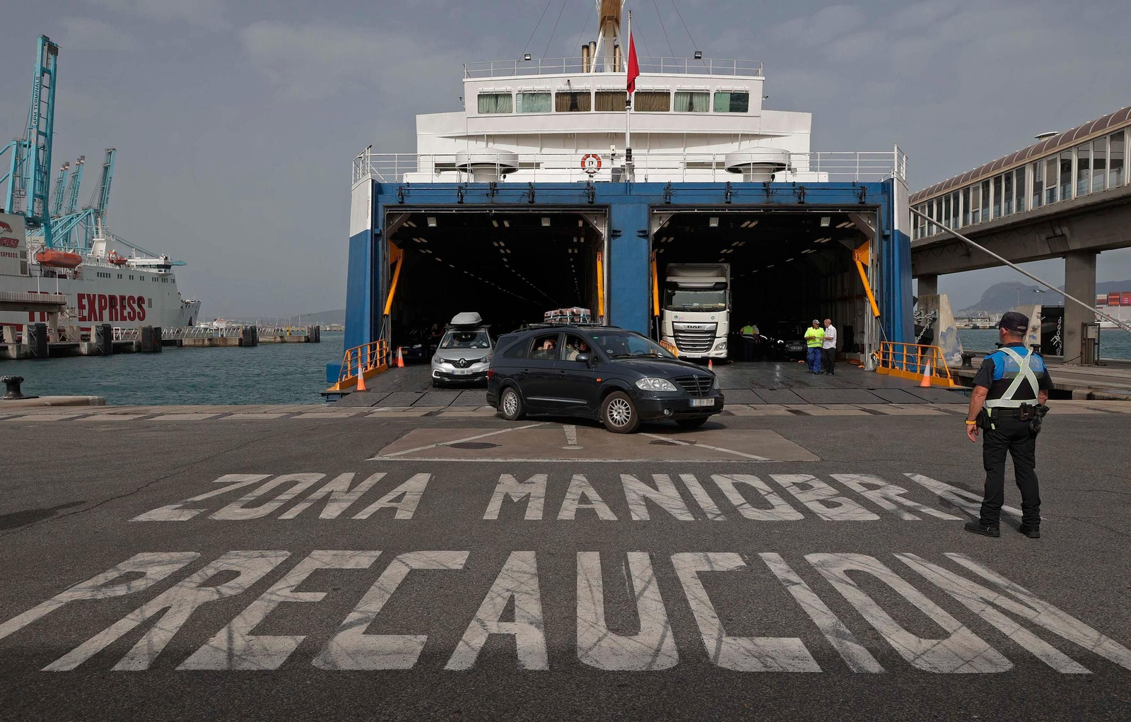 Vehículos saliendo de un ferry en el Puerto de Algeciras en 2024. Vehículos saliendo de un ferry en el Puerto de Algeciras en 2024.