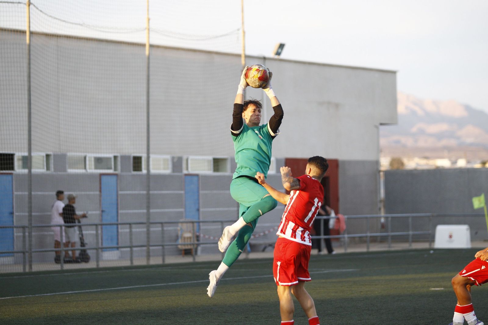 El guardameta cañaero ataja un balón durante el derbi almeriense de la primera vuelta disputado en La Cañada.