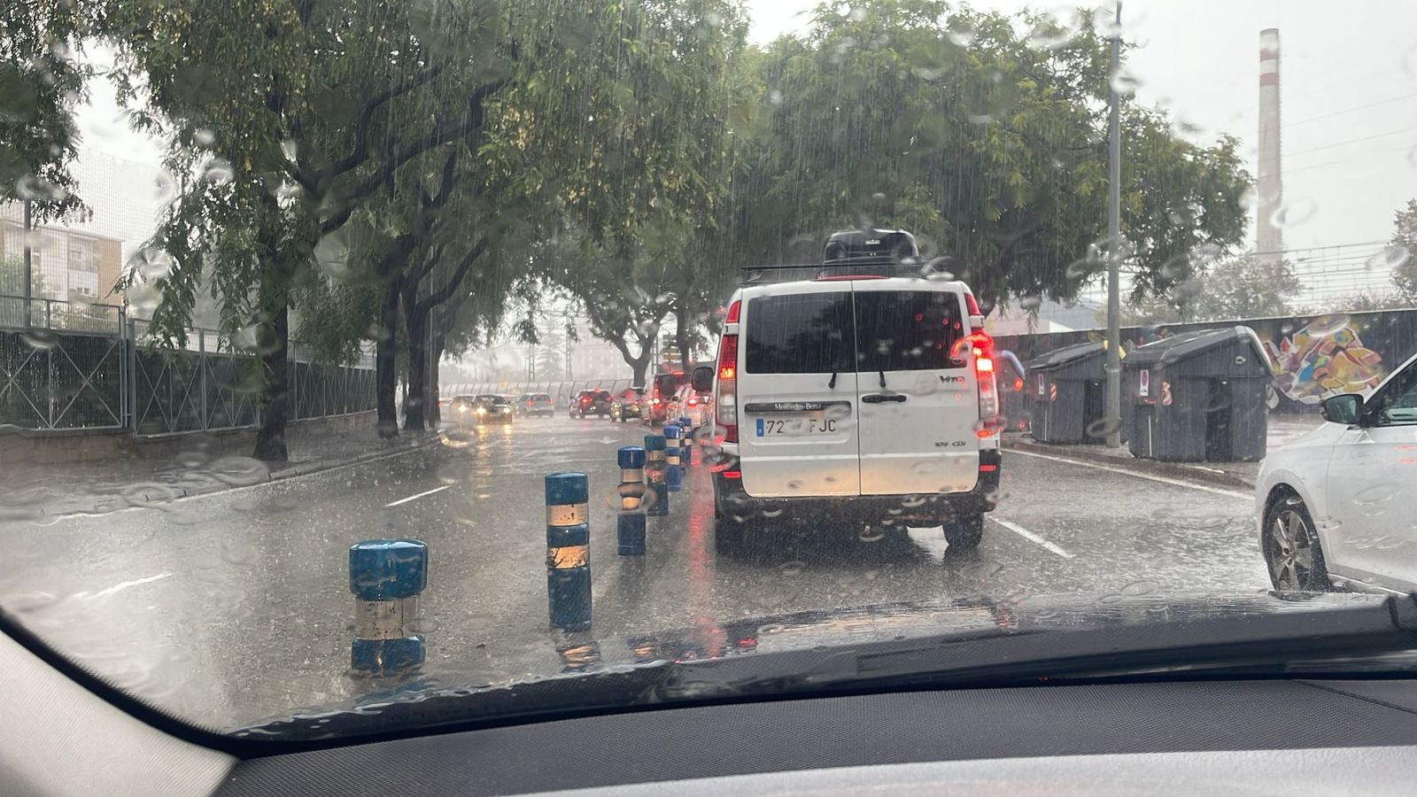 Tráfico colapsado en una de las calles de Jerez durante el paso de la DANA