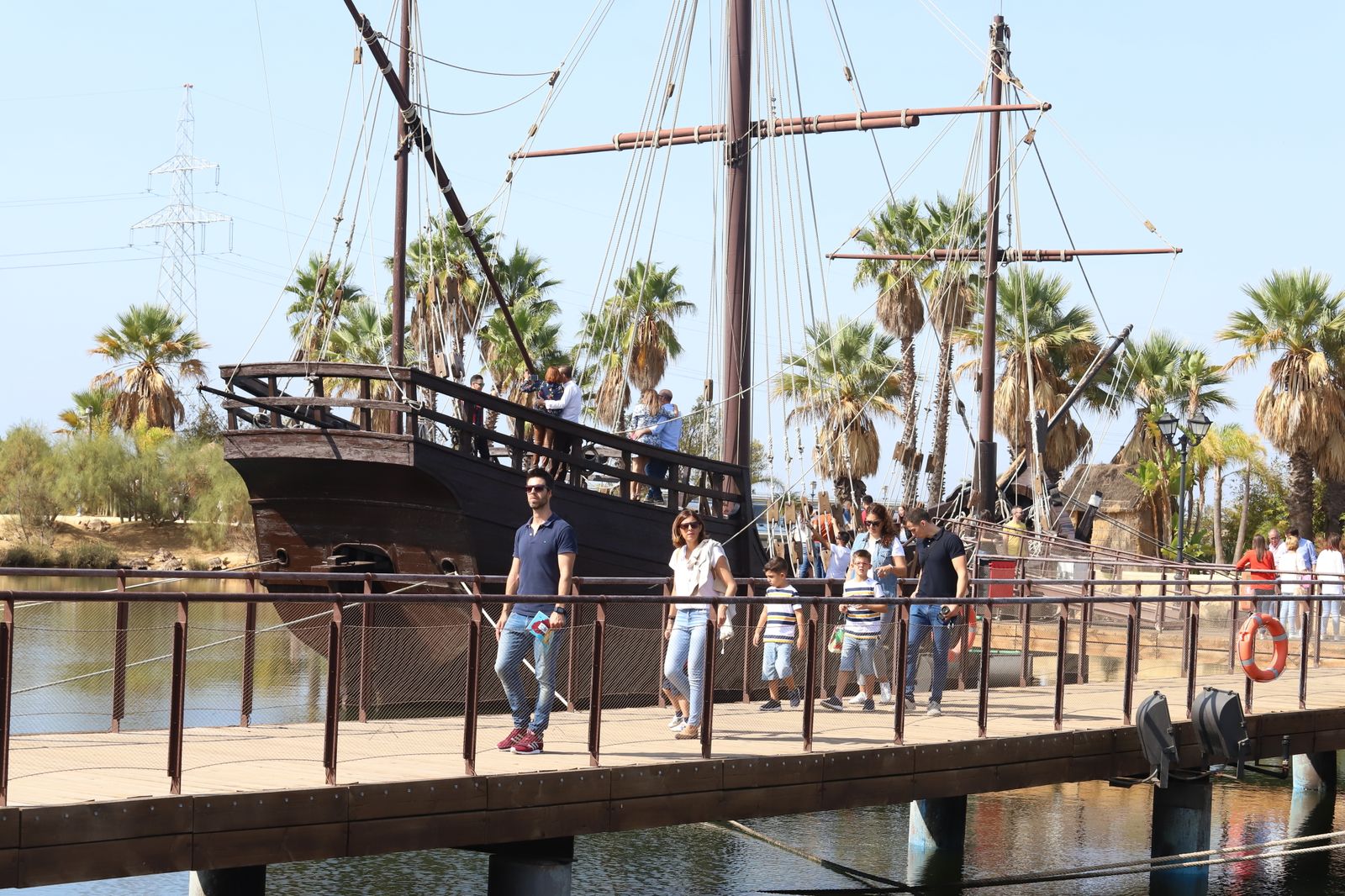 Imágenes de la jornada de puertas abiertas en el Muelle de las Carabelas
