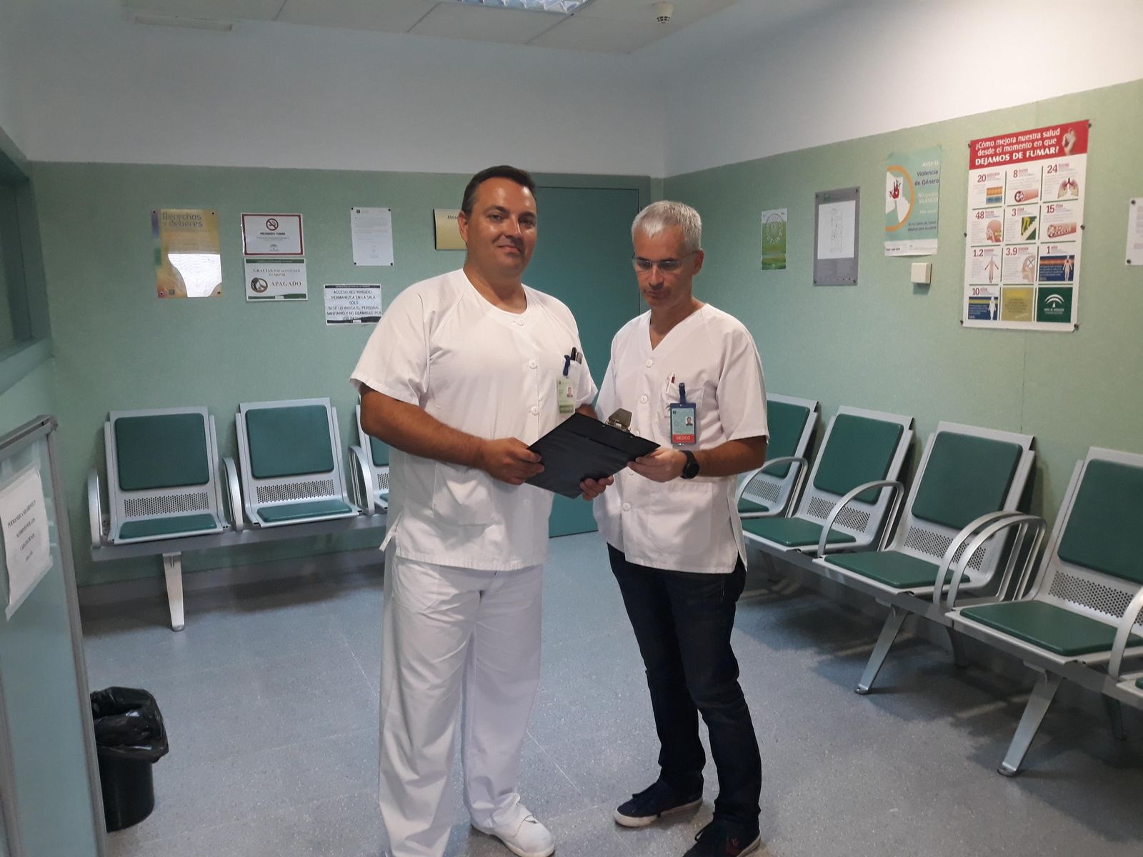 El enfermero Carlos Cristobal Cañadas, junto al médico Norberto Diaz en la sala intermedia de El Toyo.