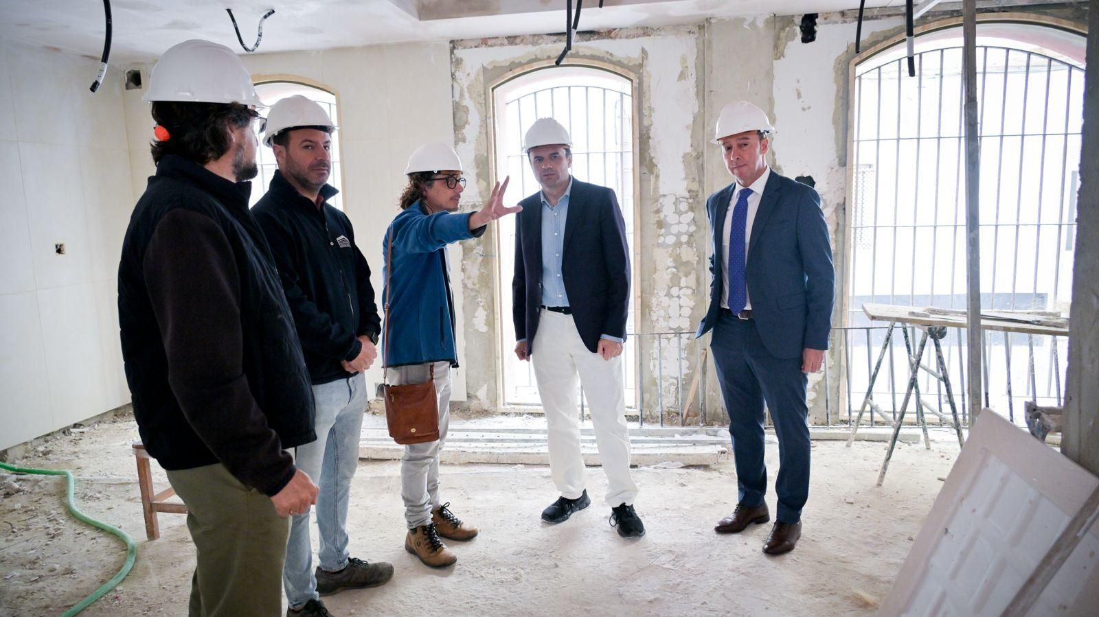 El alcalde y el concejal de Urbanismo, en la visita realizada al albergue municipal.