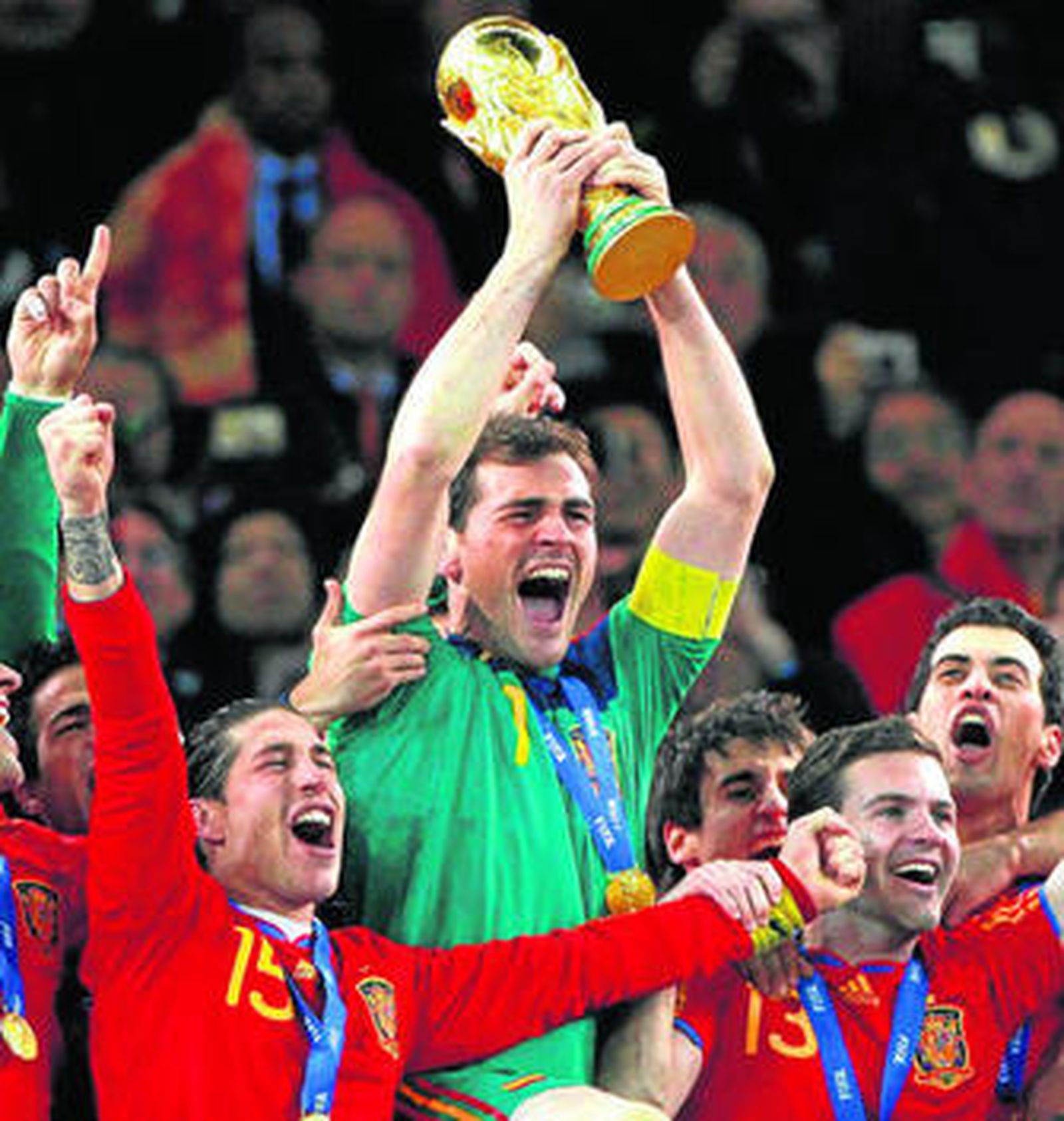Iker Casillas alza el actual trofeo mundialista, ganado por primera vez por España en Sudáfrica 2010.