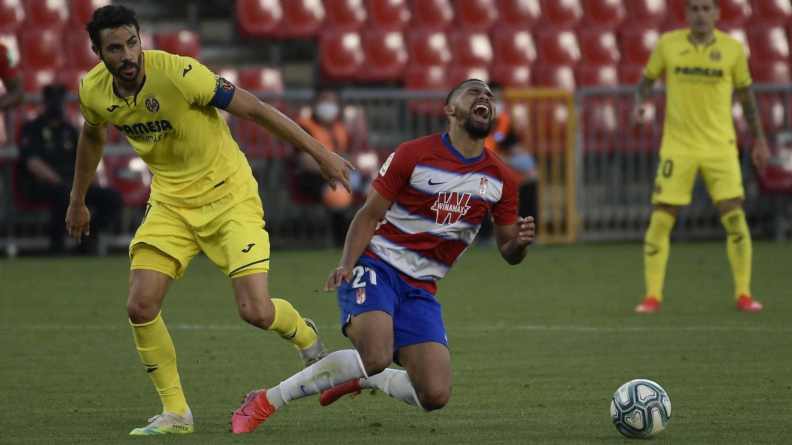 Yangel Herrera es objeto de falta  por parte de Iborra.