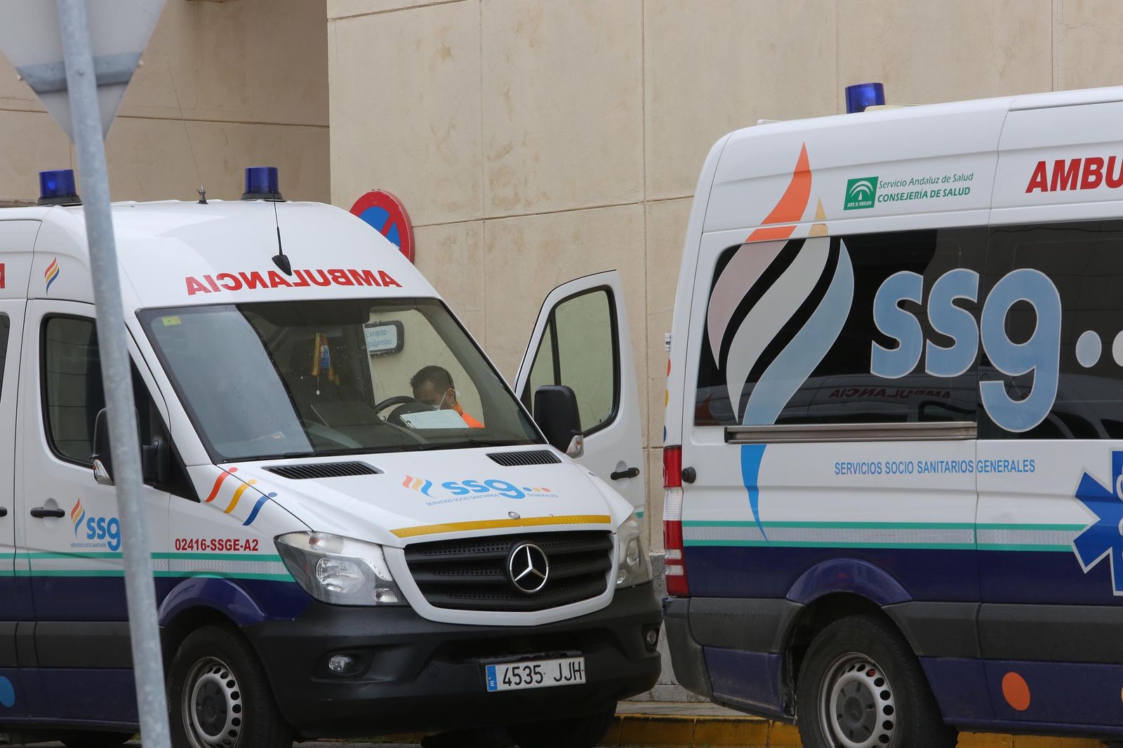Dos ambulancias en el hospital de Jerez, este lunes.