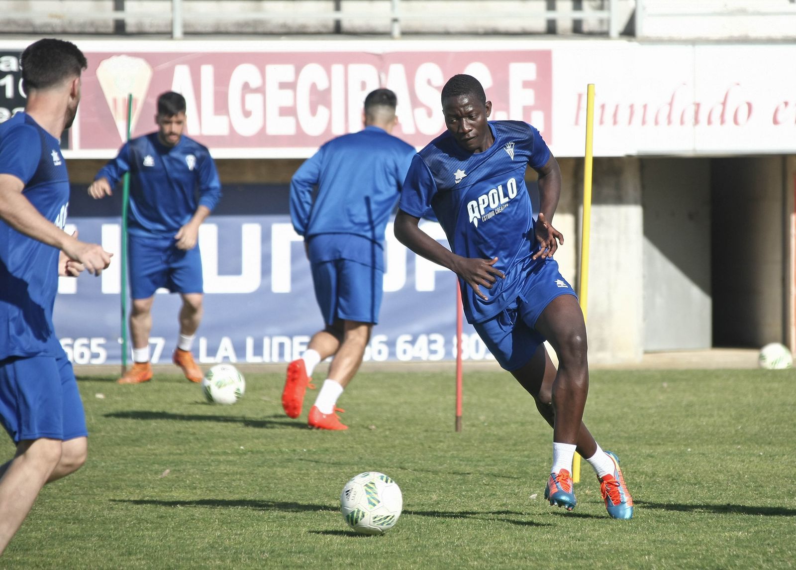 Moha golpea la pelota en un entrenamiento con el Algeciras CF.