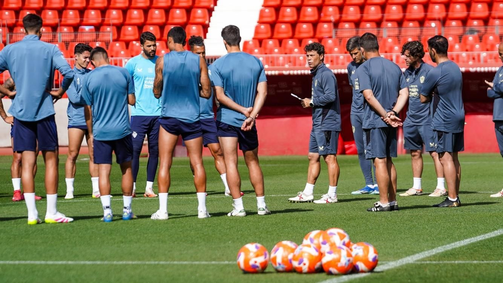 El técnico rojiblanco se dirige al equipo en una de las sesiones.