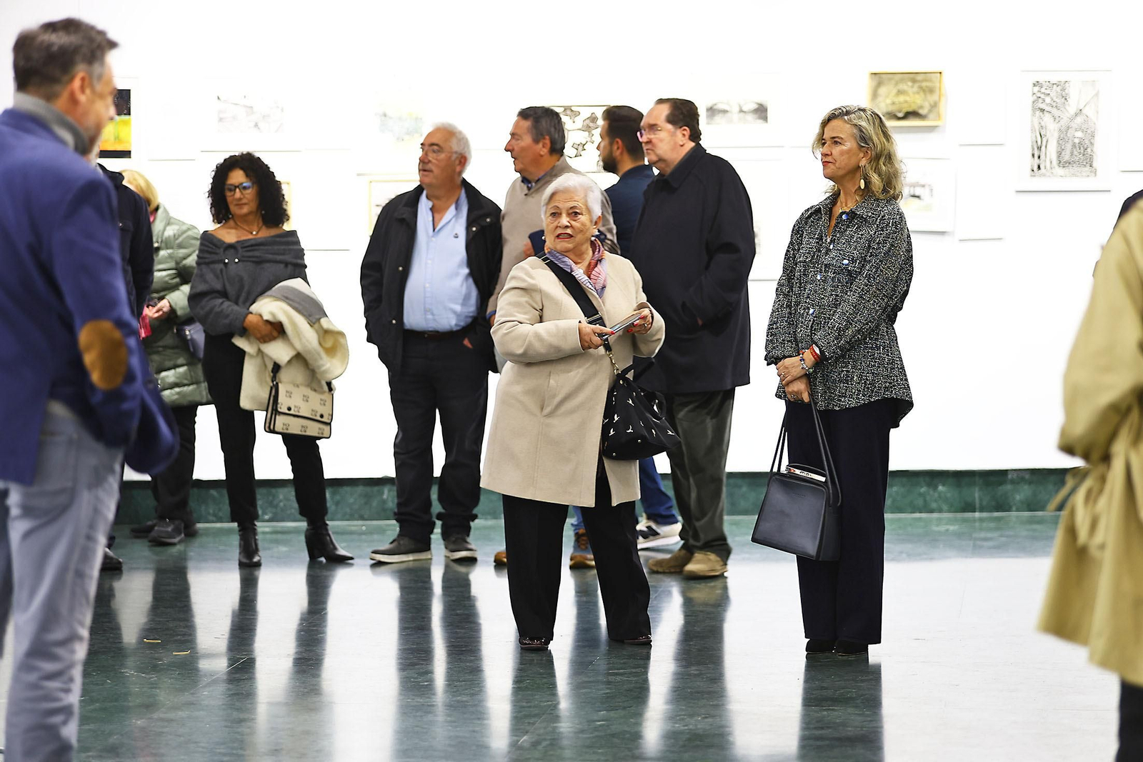Imágenes de la inauguración de la exposición A PONIENTE en Caja Rural del Sur