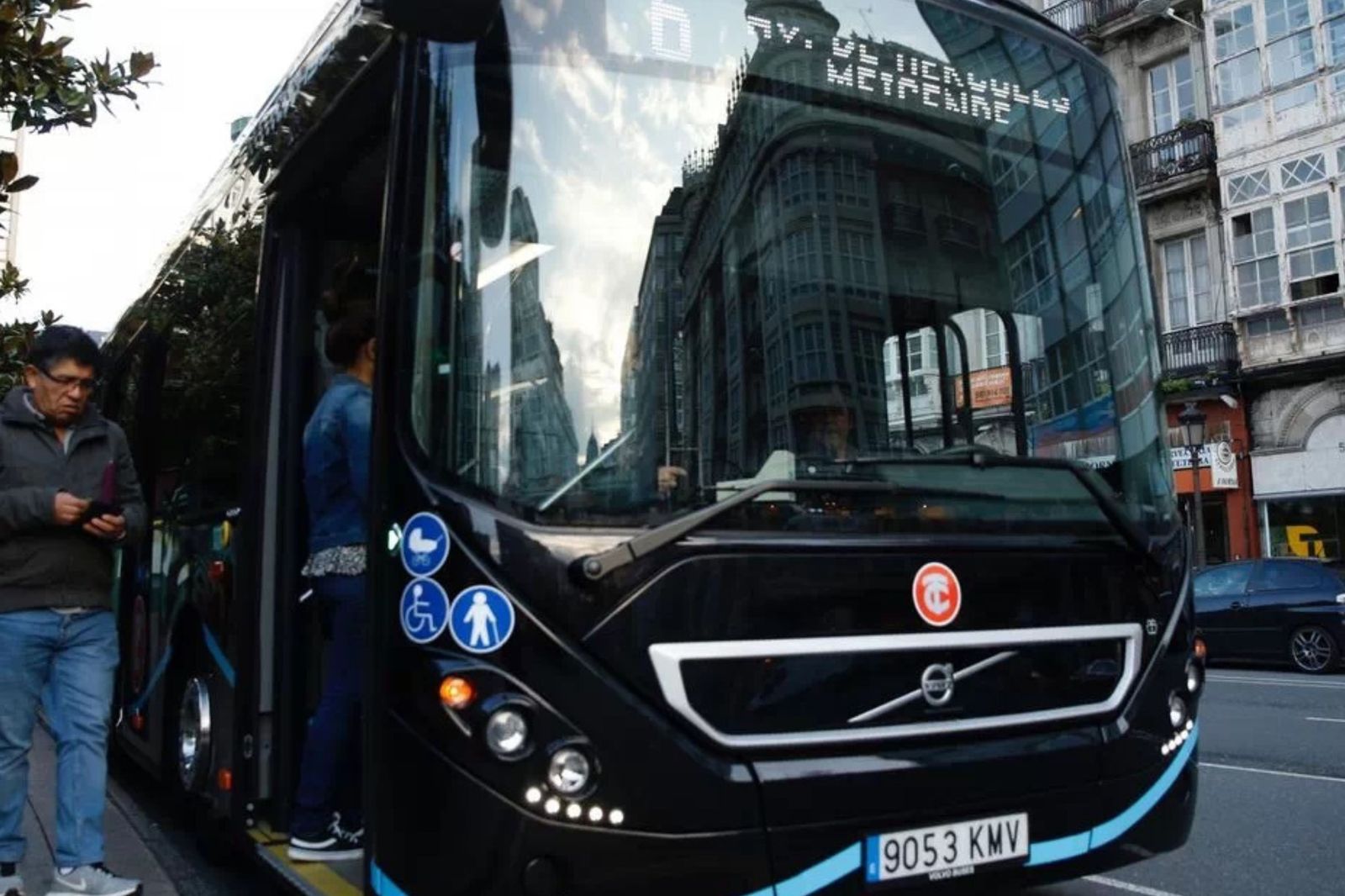 ¿Sabes por qué hay un autobús negro circulando por Huelva?