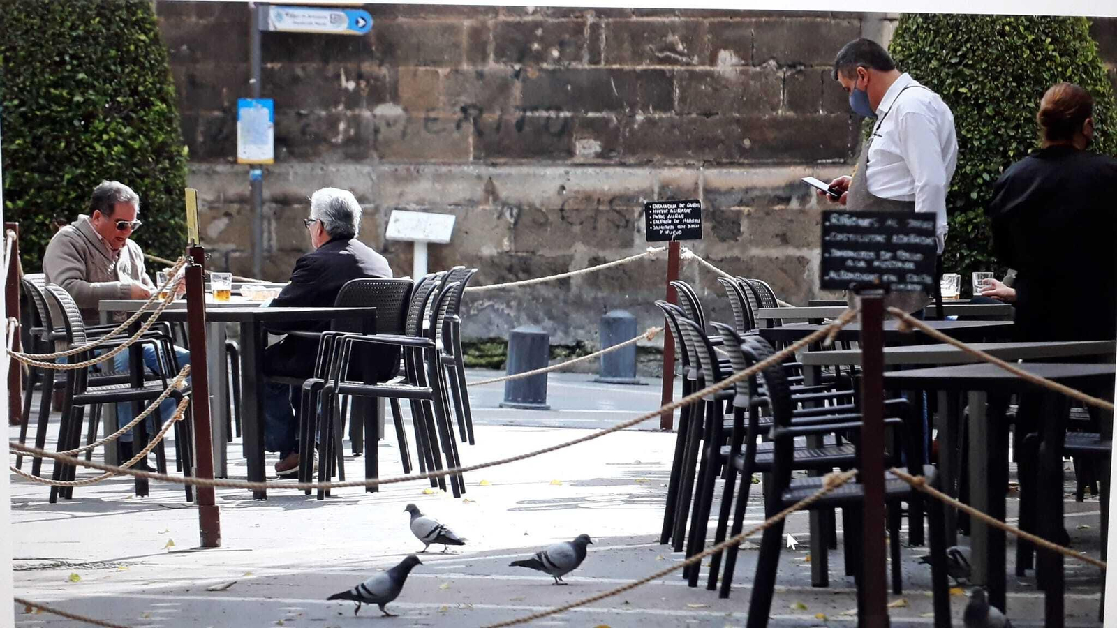 Una terraza de un bar del centro con pocos clientes tras la caída de la actividad por el coronavirus.