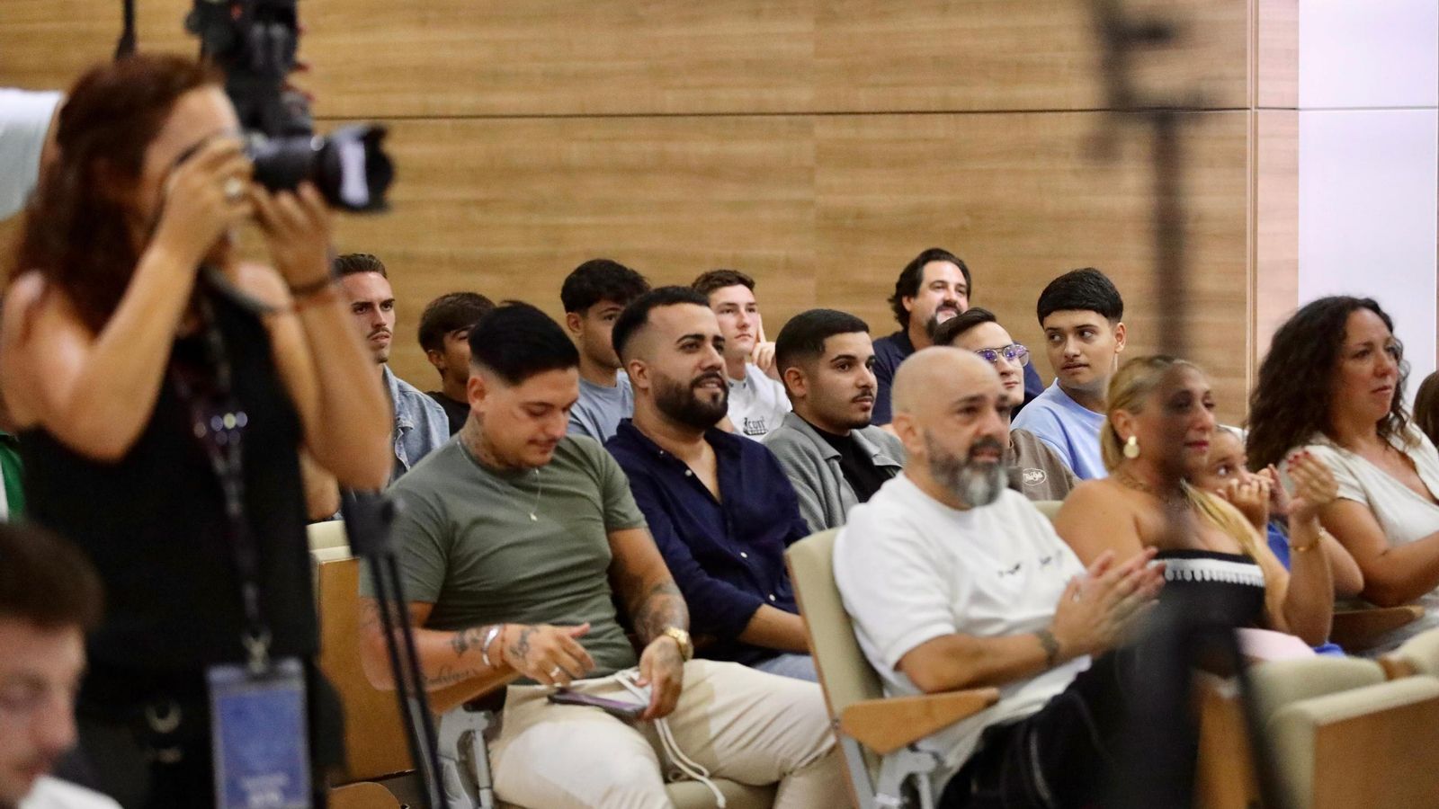 La renovación de Izan Merino y el balance de mercado de Loren, en fotos