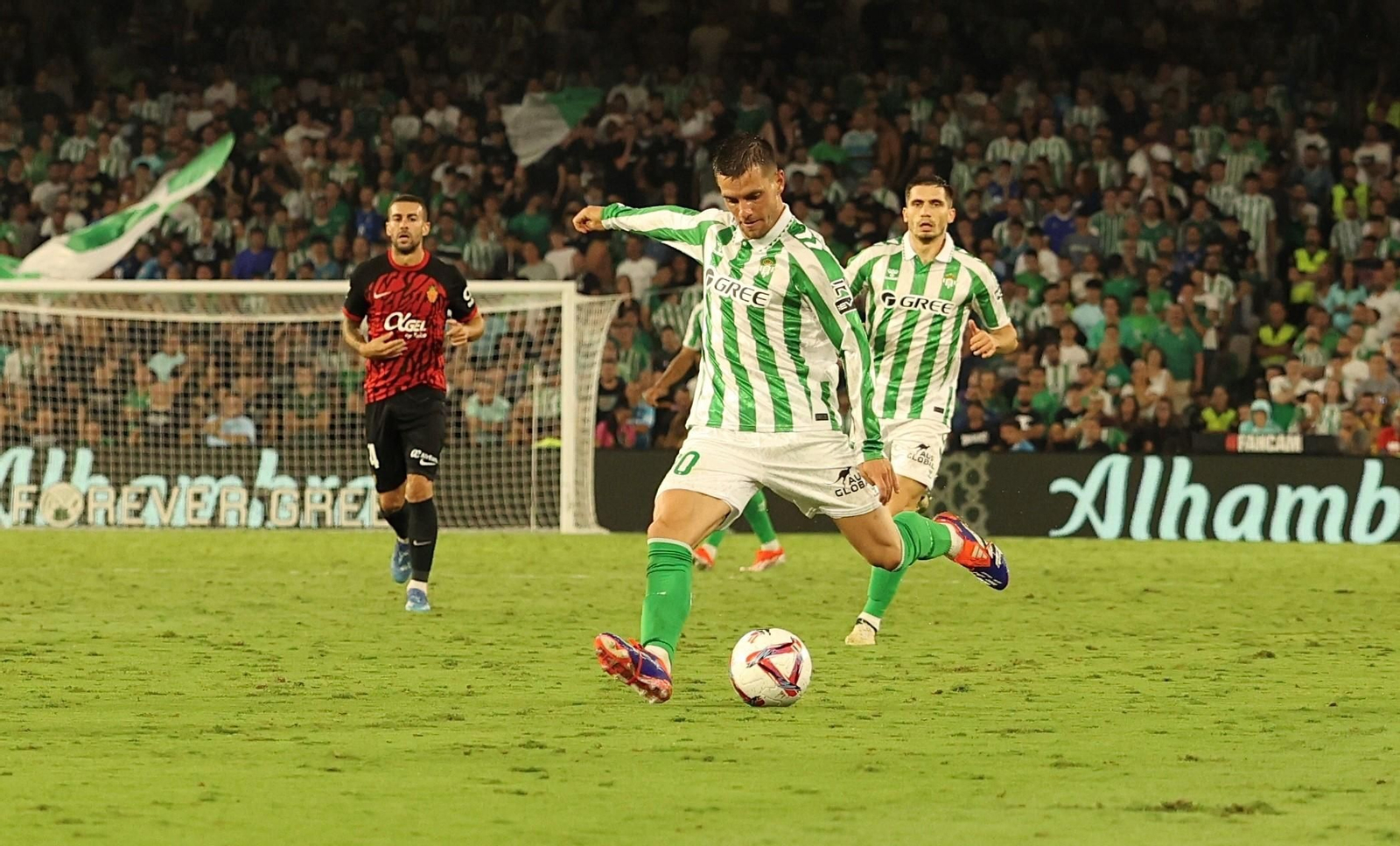 Lo Celso intenta un disparo en el tramo final con Perraud detrás.