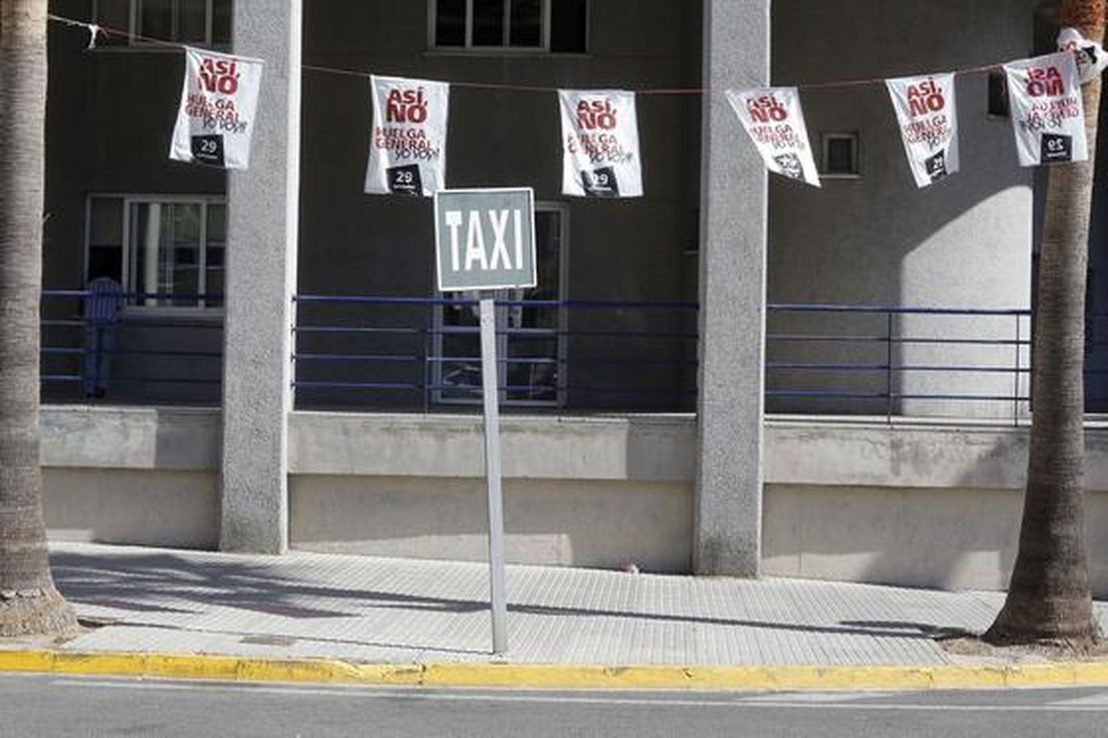 Los piquetes tomaron el centro de la capital desde primera hora de la mañana para impedir la apertura de comercios y empresas. /Jesús Marín