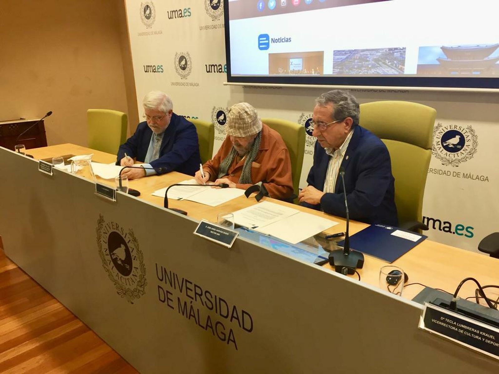 Cabra de Luna, Diamante y Narváez, en la firma de donación del legado.